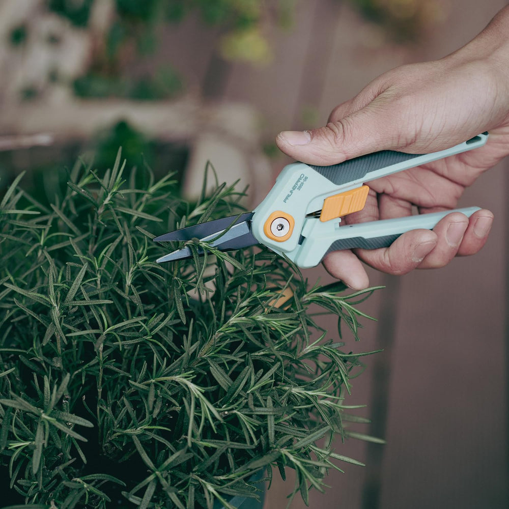 PrunePro tijeras en un jardín mostrando uso y estilo de vida