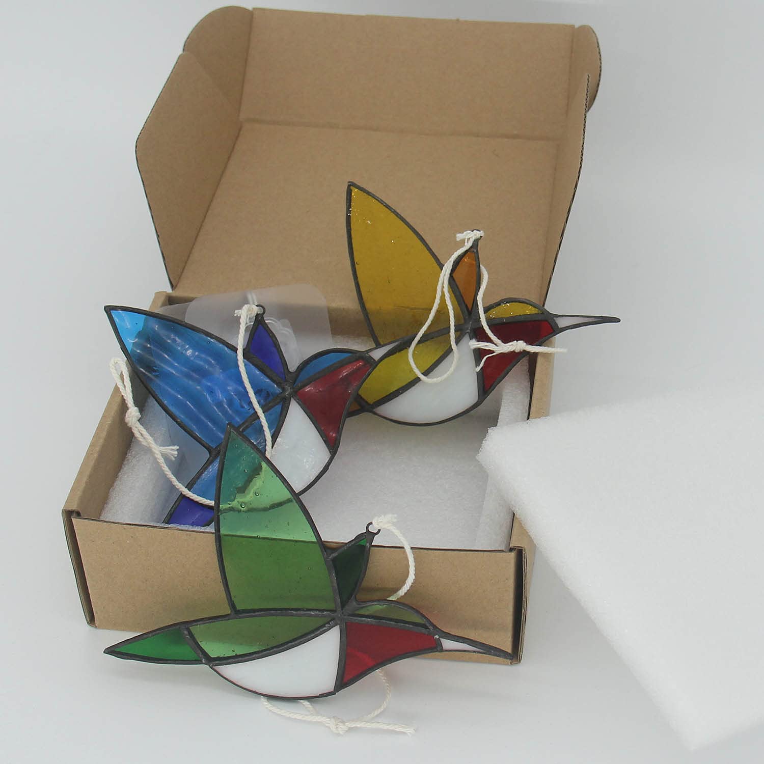QIZFEV tricolor set packaging with three hummingbirds displayed ready for gifting