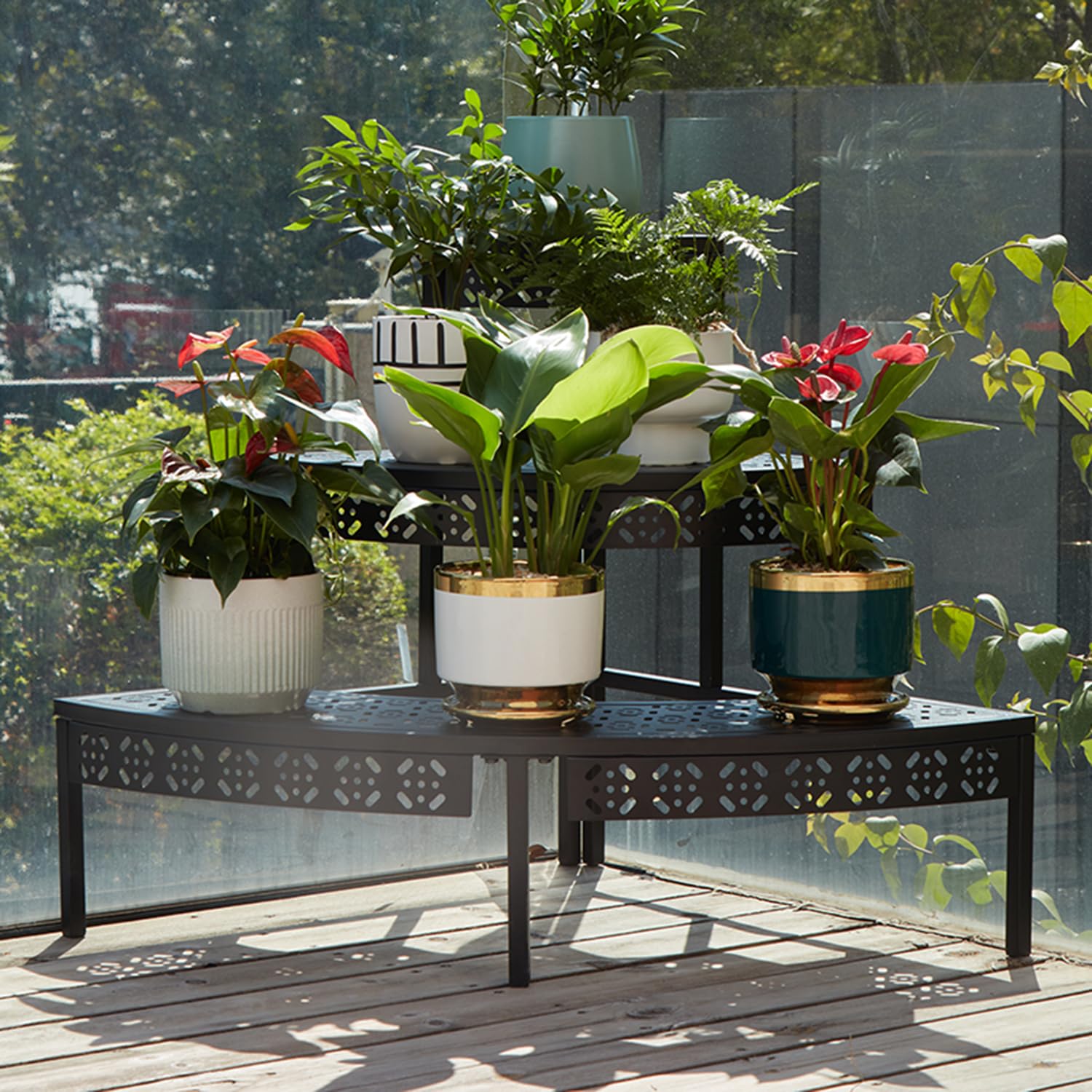 Qusimi close-up of square-hole shelf highlighting drainage and sturdy support benefit