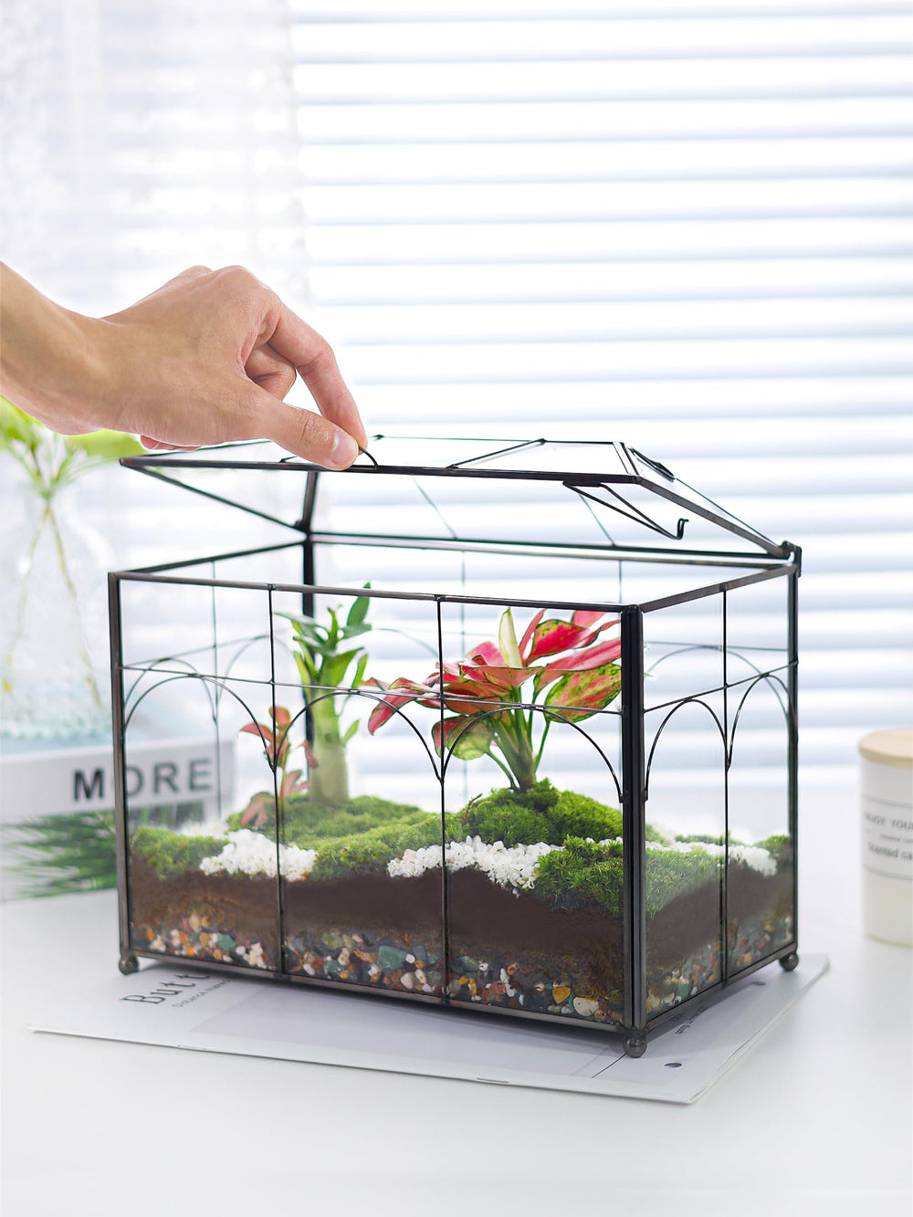 REDHUGO top swing lid open for easy access and airflow control
