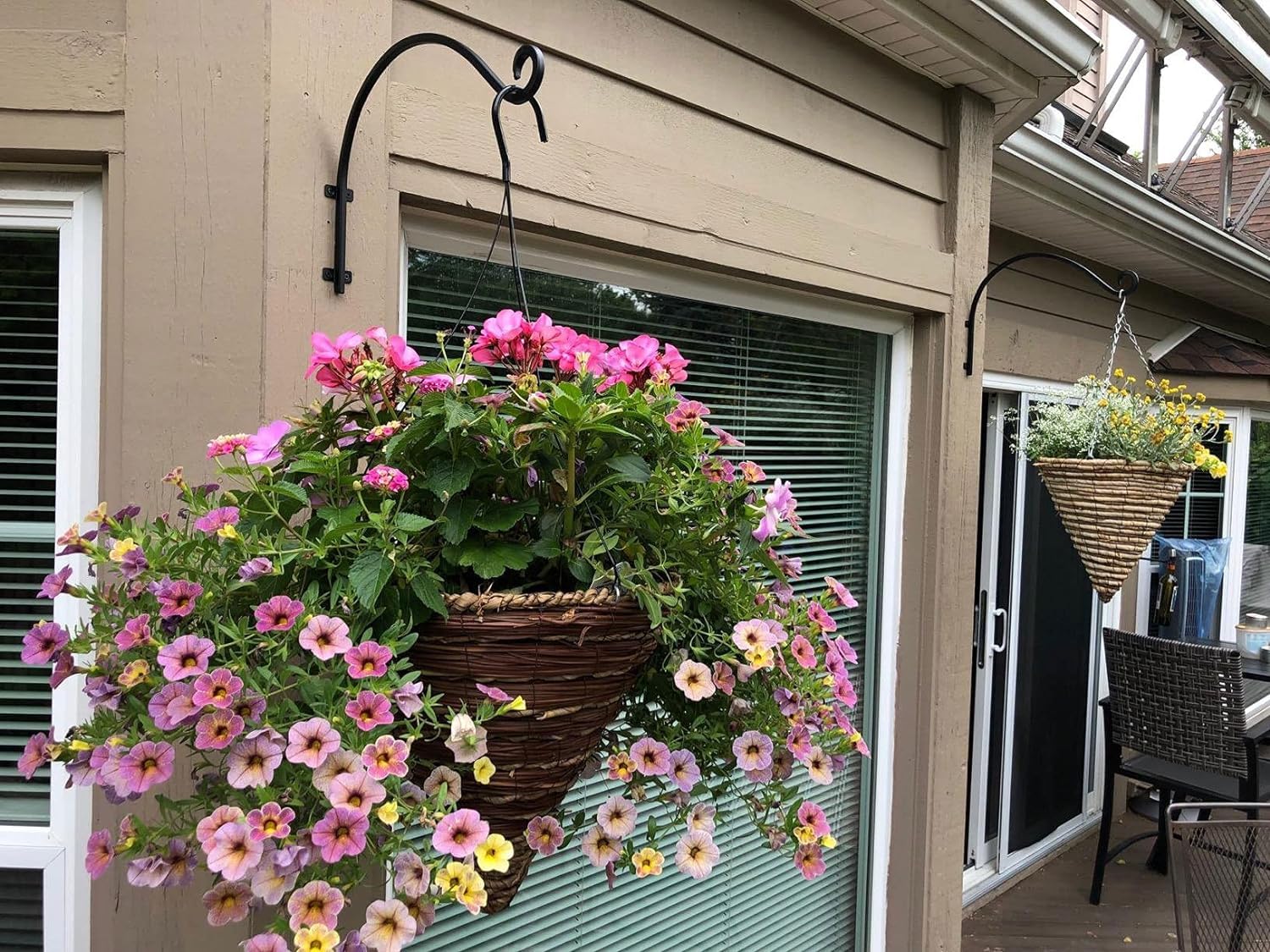 REDOVANT bracket beside a medium pot to show 16-inch length and clearance