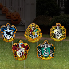 Rubies Hogwarts crest close-up with crisp print for recognizable party centerpiece