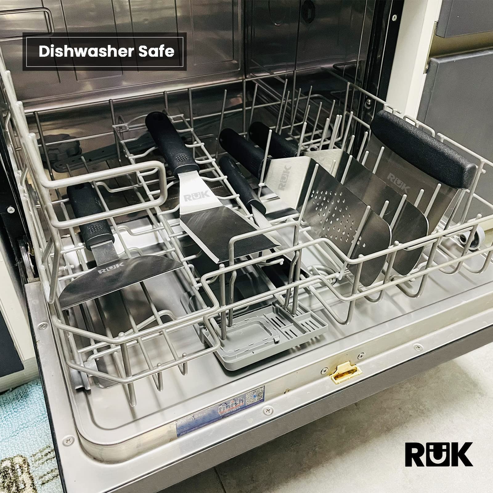 RüK grill brush with squeeze bottles for easier cleaning and controlled oiling
