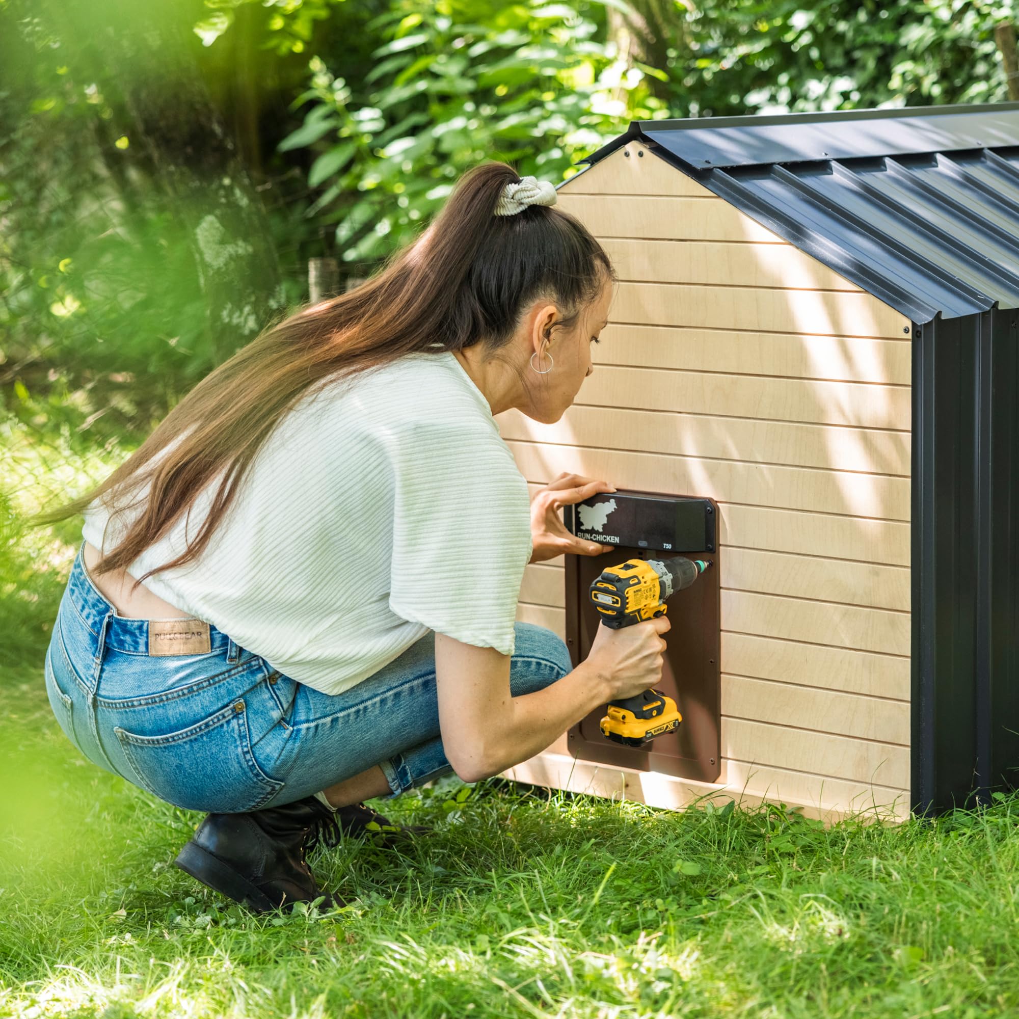 RUN-CHICKEN weatherproof housing resisting rain for year-round use