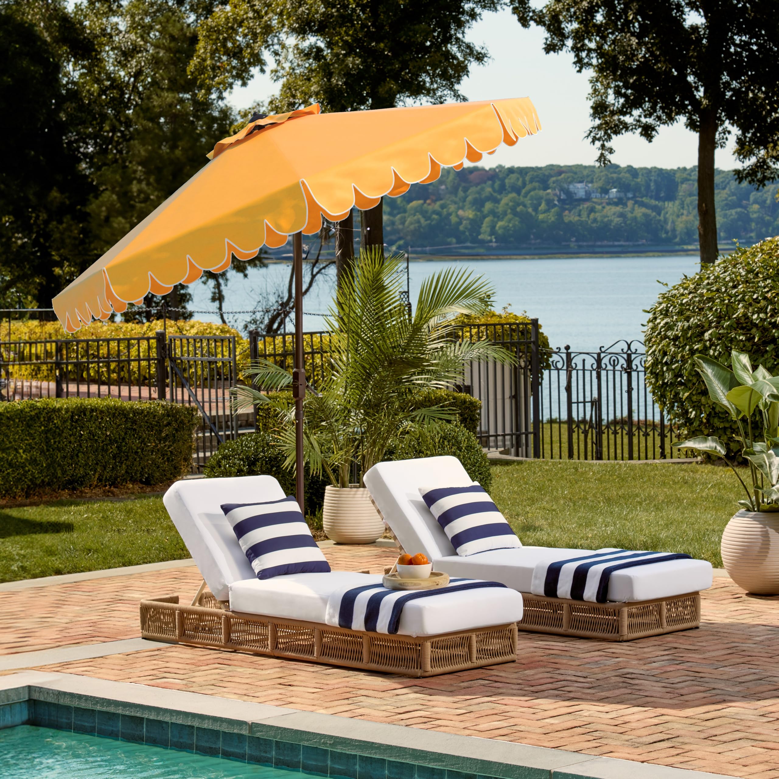 SAFAVIEH side view of scallop trim showcasing elegant edge and classic resort look