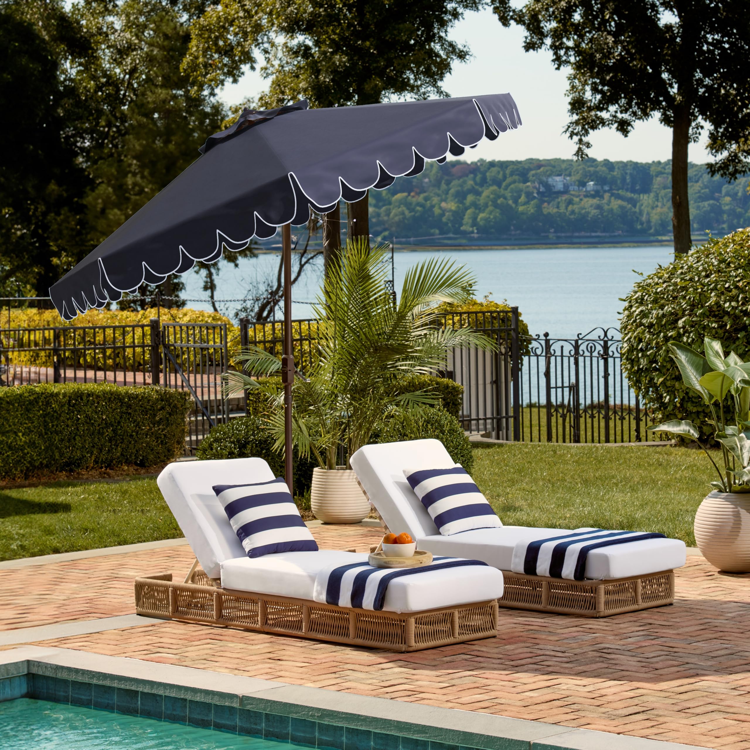 SAFAVIEH crank mechanism and closed umbrella for easy storage and handling