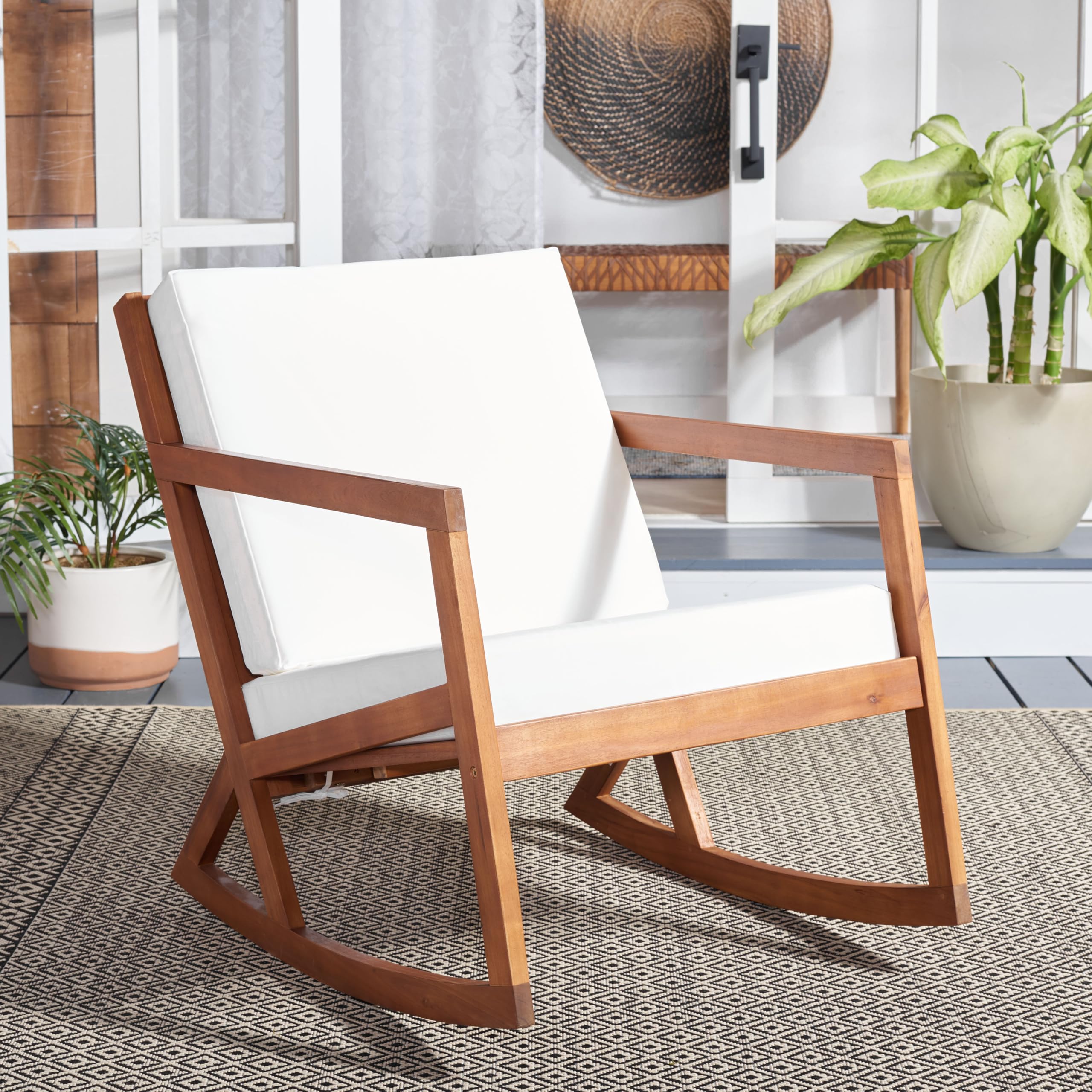 SAFAVIEH Vernon eucalyptus grain close-up highlighting natural wood durability