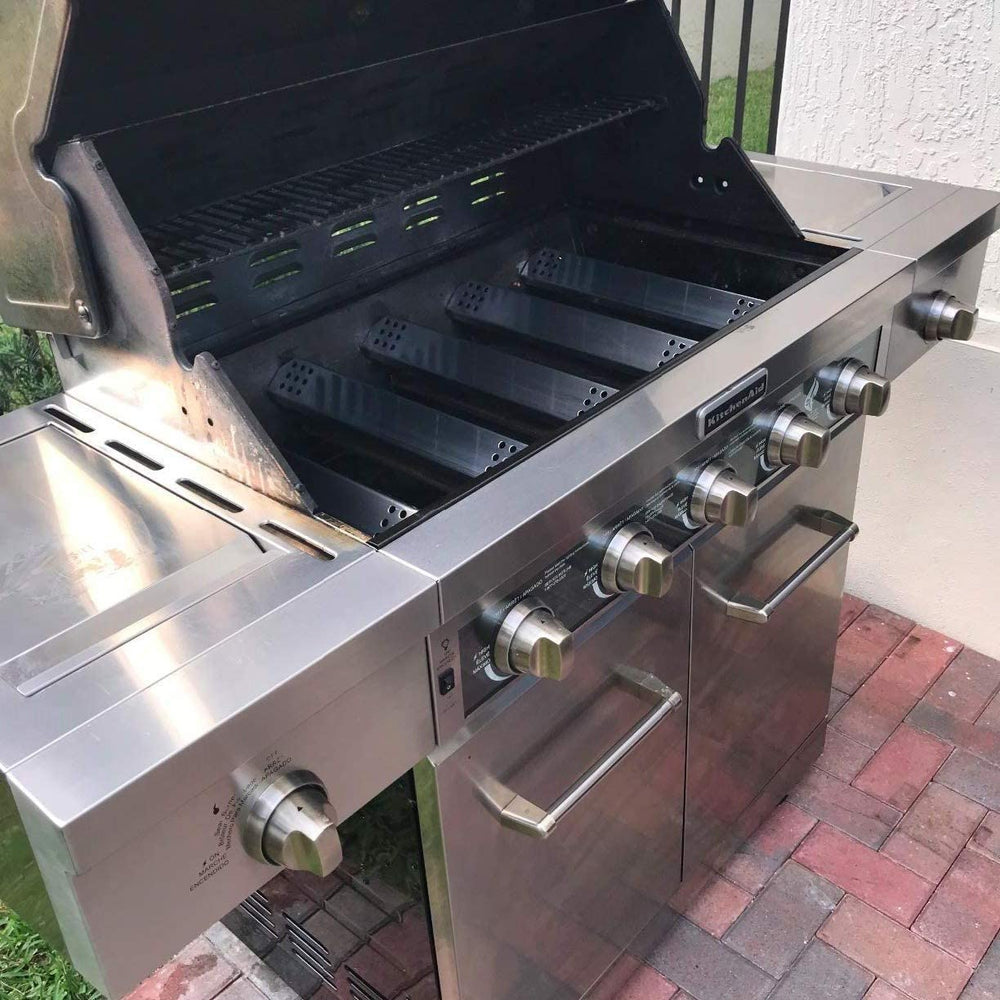 SafBbcue lifestyle backyard grill scene showing even cooking benefits
