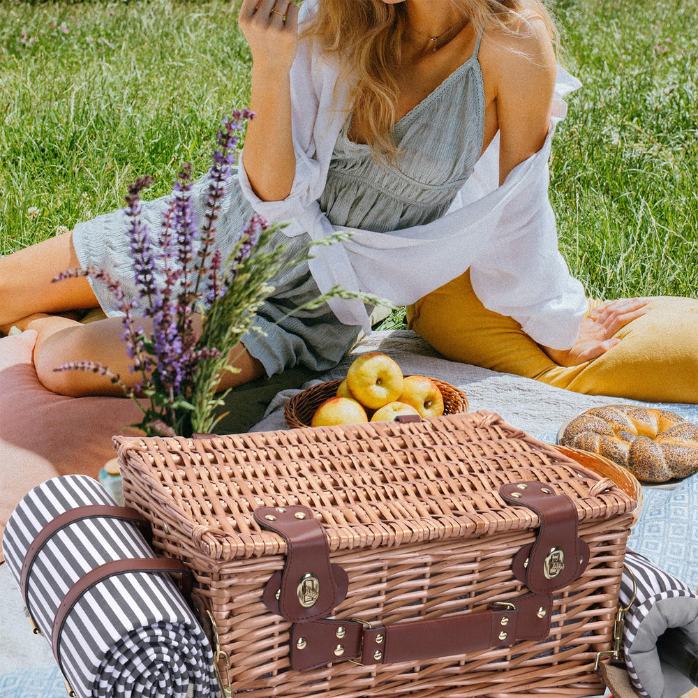 SatisInside picnic al aire libre con pareja usando la cesta en césped