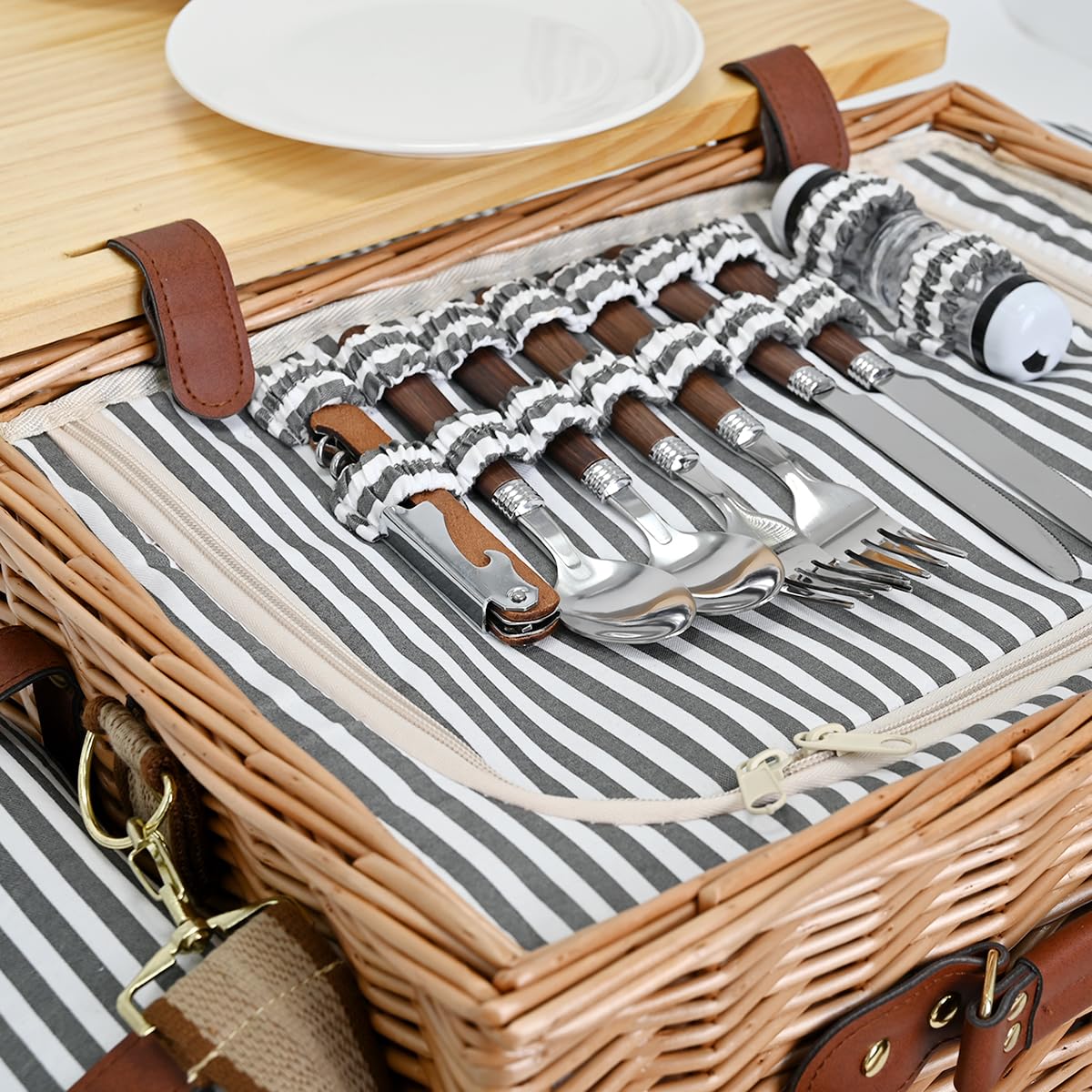 SatisInside couple enjoying picnic illustrating romantic outdoor dining experience