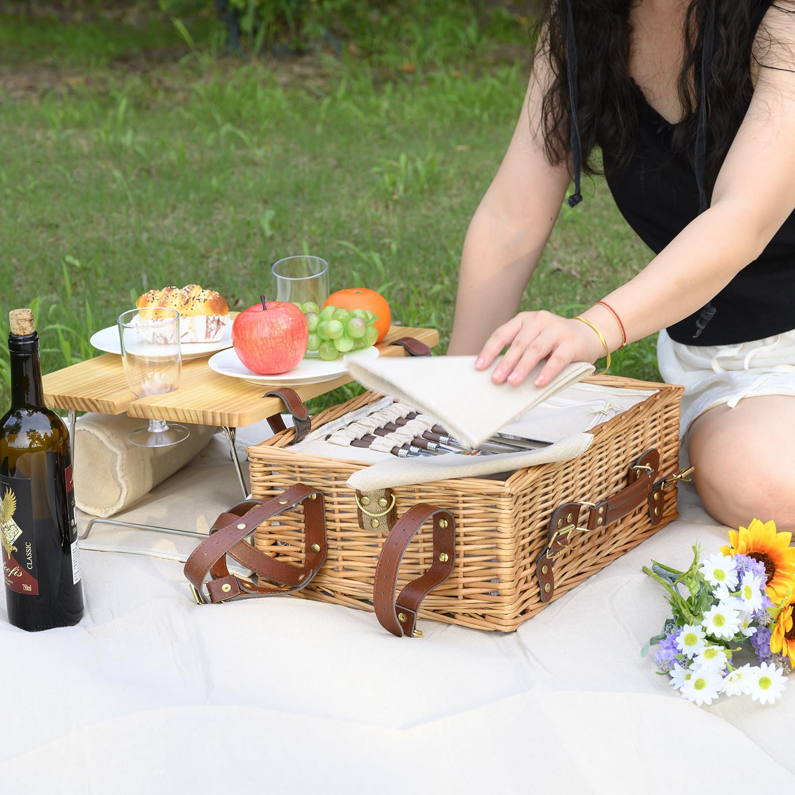 SatisInside couple enjoying picnic showing complete kit enabling relaxed outdoor meals