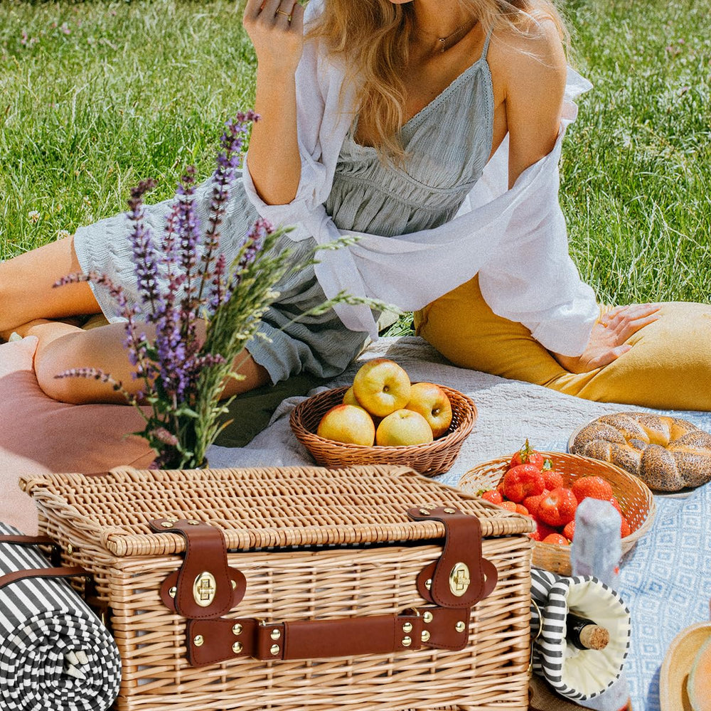 SatisInside picnic set arranged on grass demonstrating outdoor use