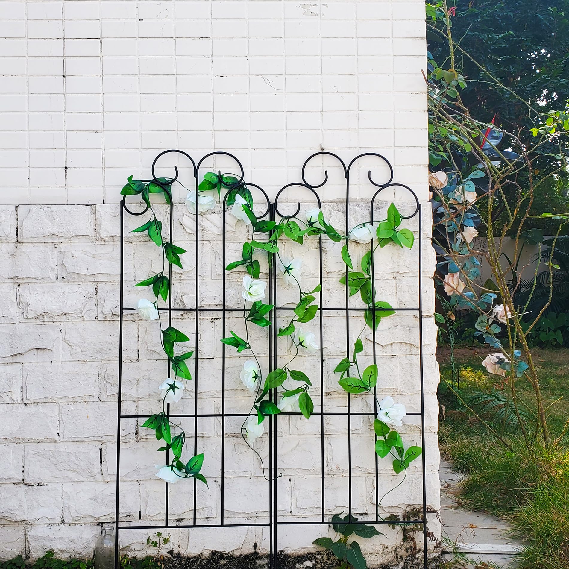 SCENDOR detailed lattice pattern highlighting decorative look and plant support benefit