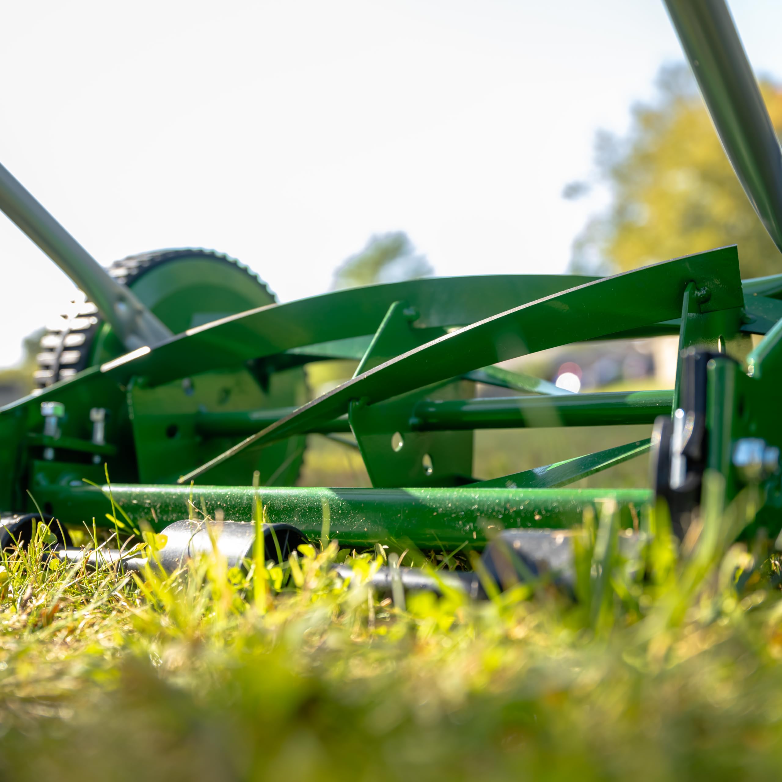 Scotts close-up of 5-blade heat-treated reel blades delivering cleaner shearing cuts