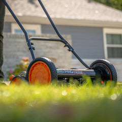 Scotts cushioned handle close-up for comfortable pushing and reduced fatigue