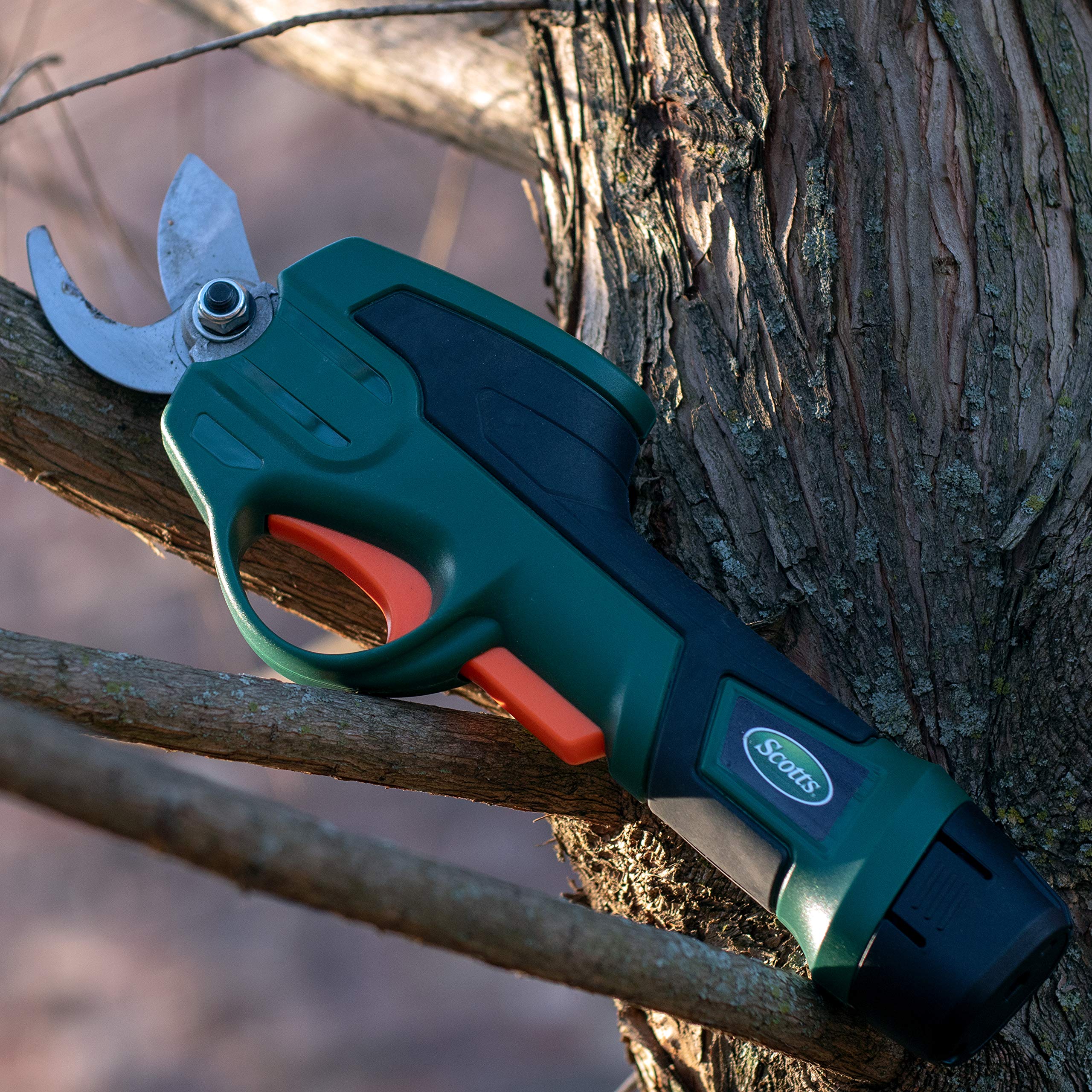 Scotts pr17215s beside a hand to show lightweight scale and control