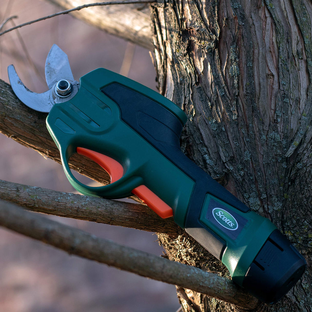 Scotts pr17215s beside a hand to show lightweight scale and control