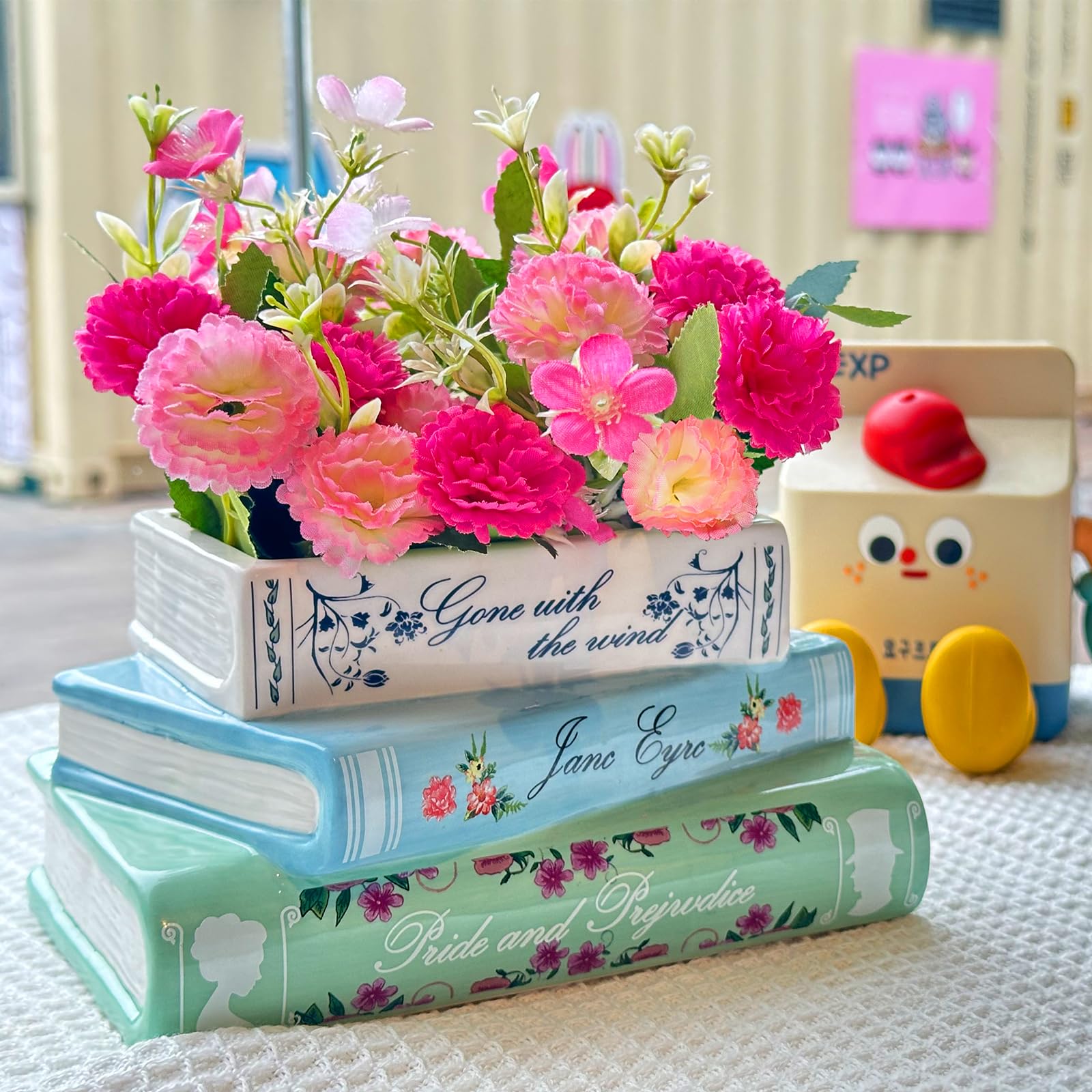 Scuyari vase beside a ruler showing scale for small-space planning benefit