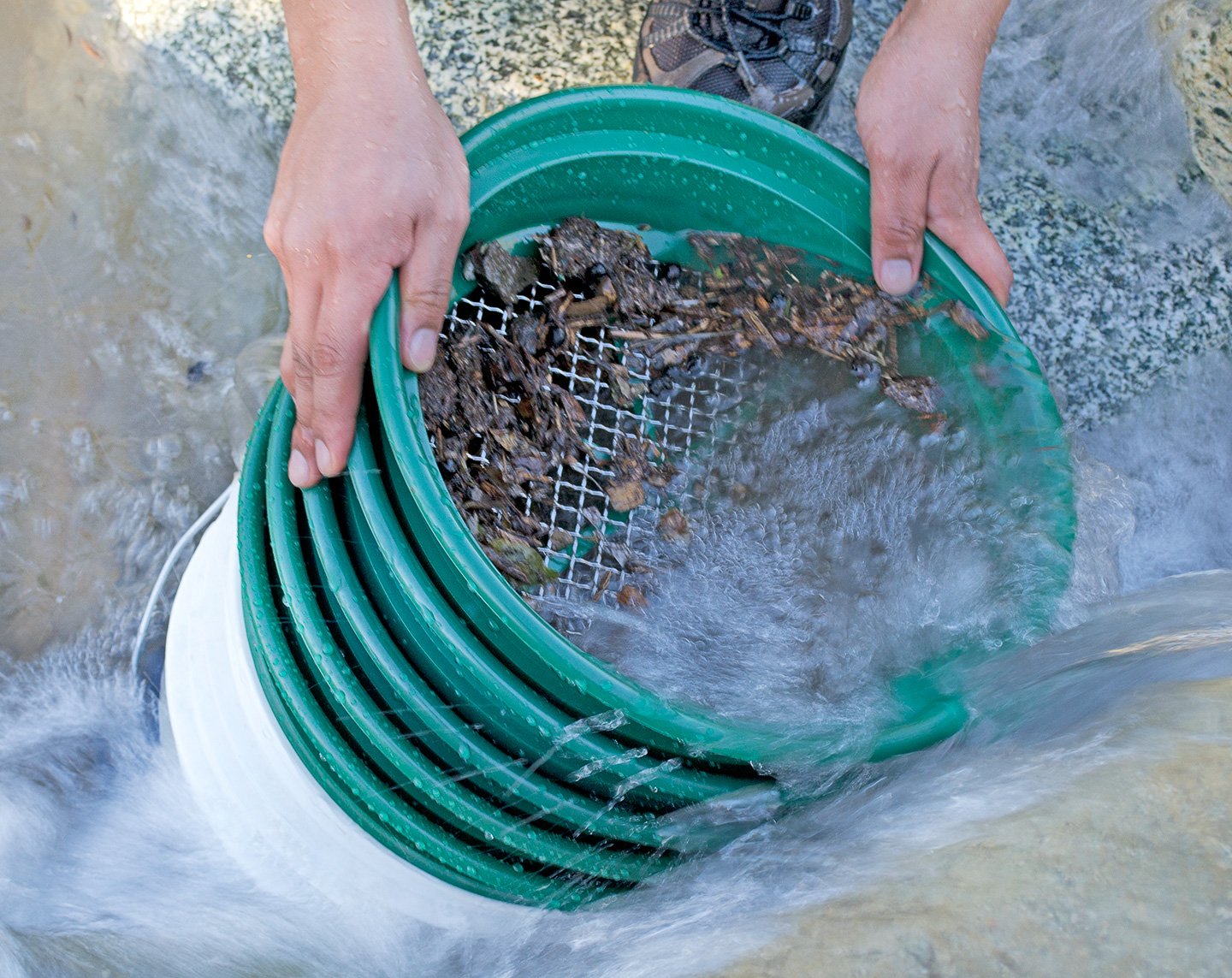 SE close-up stainless steel mesh detail showing accurate apertures and rust-resistant benefit