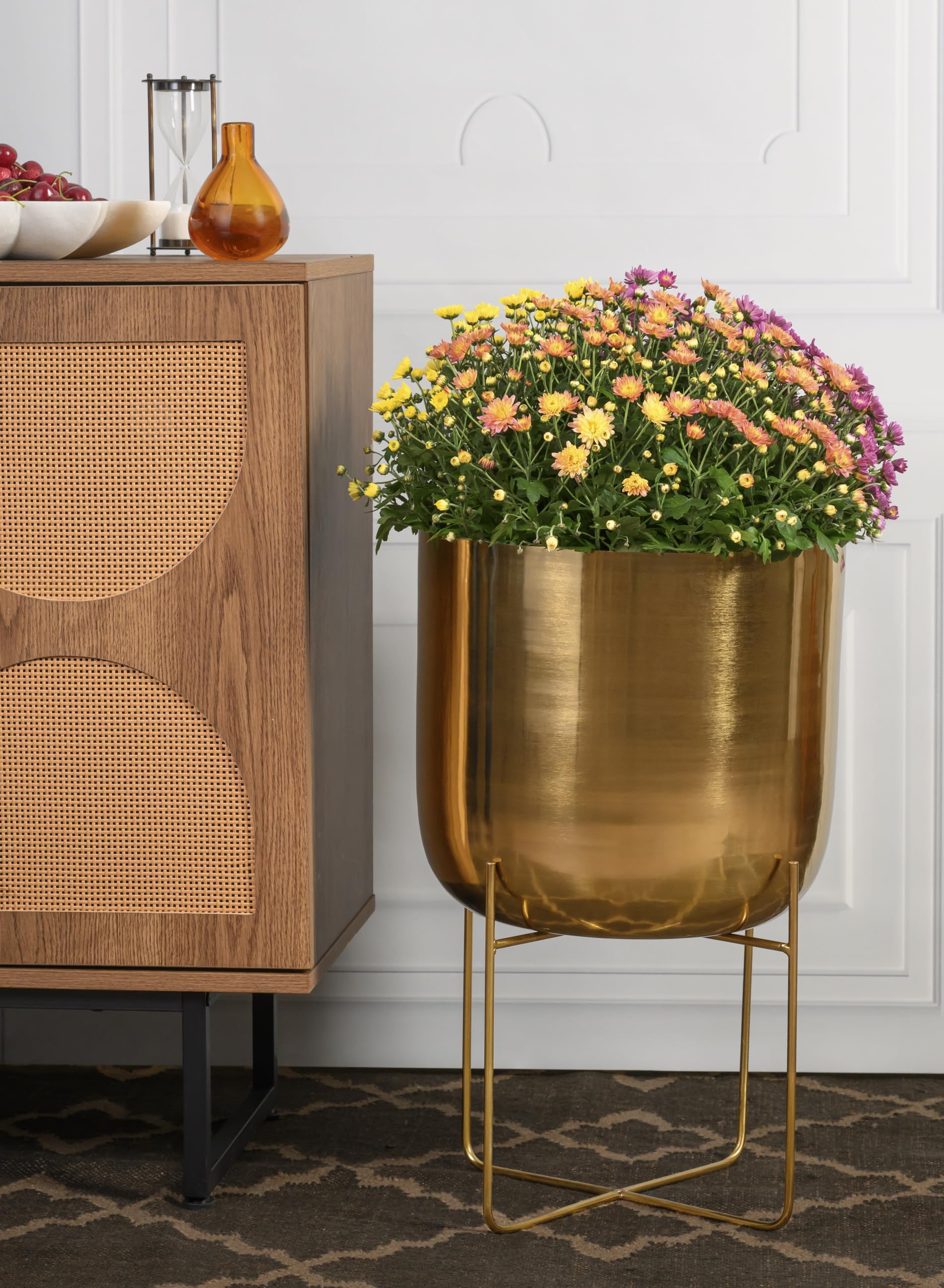 Serene Spaces Living pot placed directly on table showing grounded styling option and stability