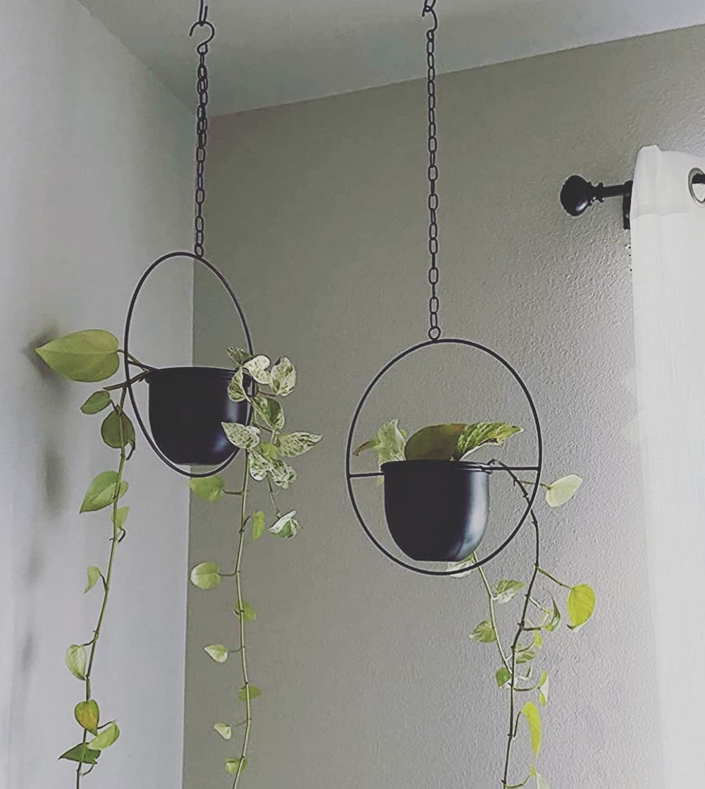 Shineloha chain adjustment demo showing link flexibility for customized hanging height
