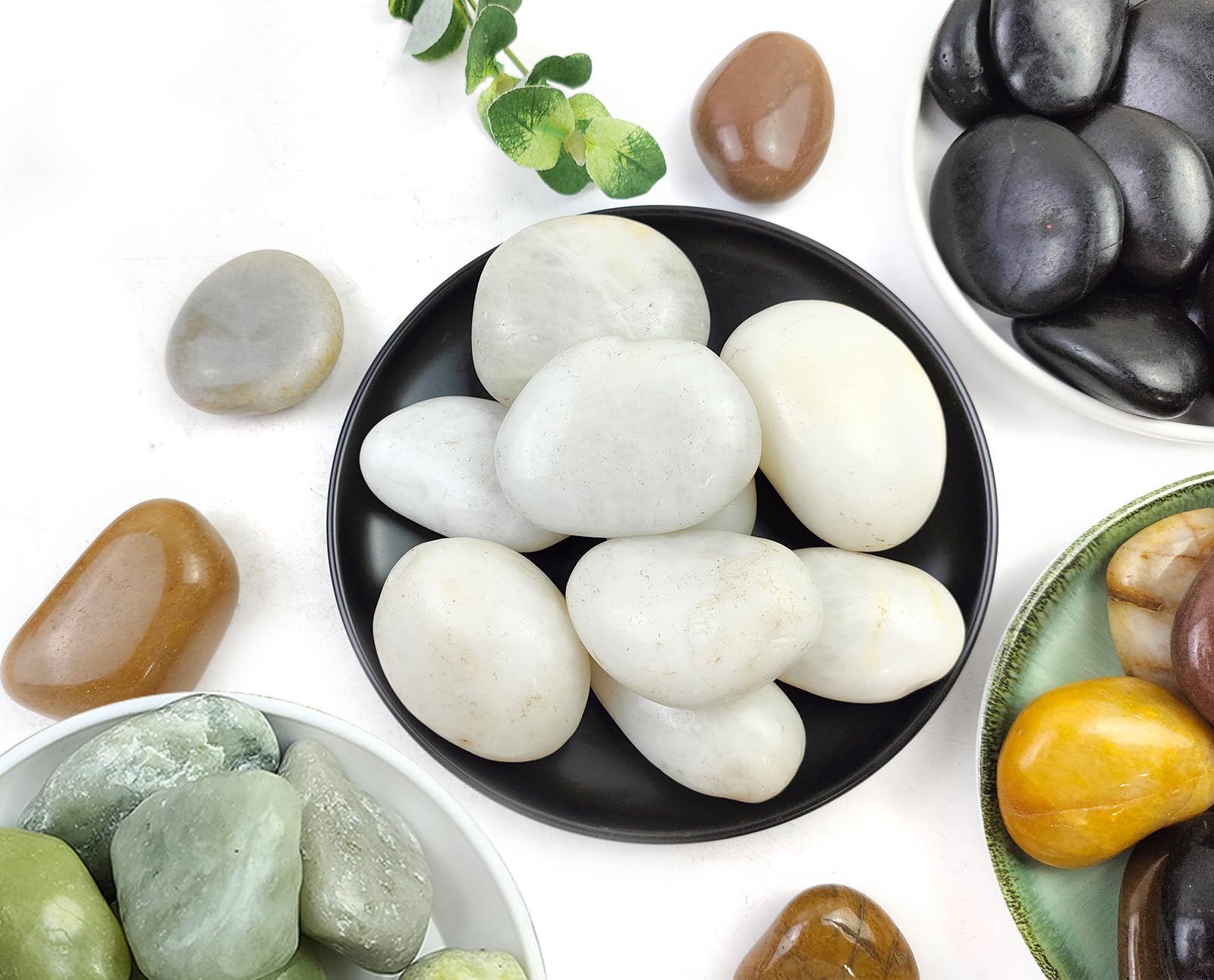 SHIZWU lifestyle patio scene using white pebbles as a modern decorative accent