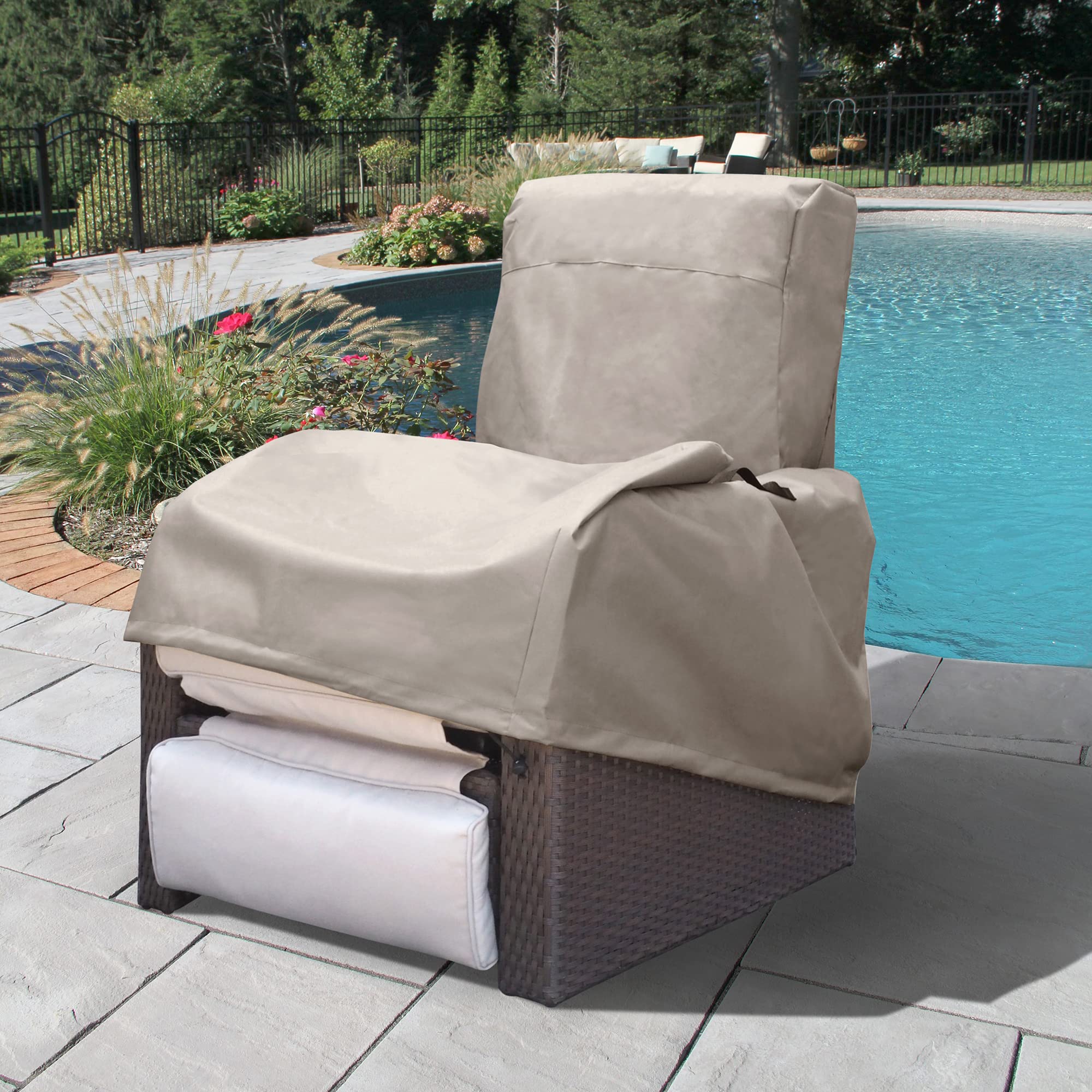 Skypatio cover with water beading demonstrates waterproof benefit