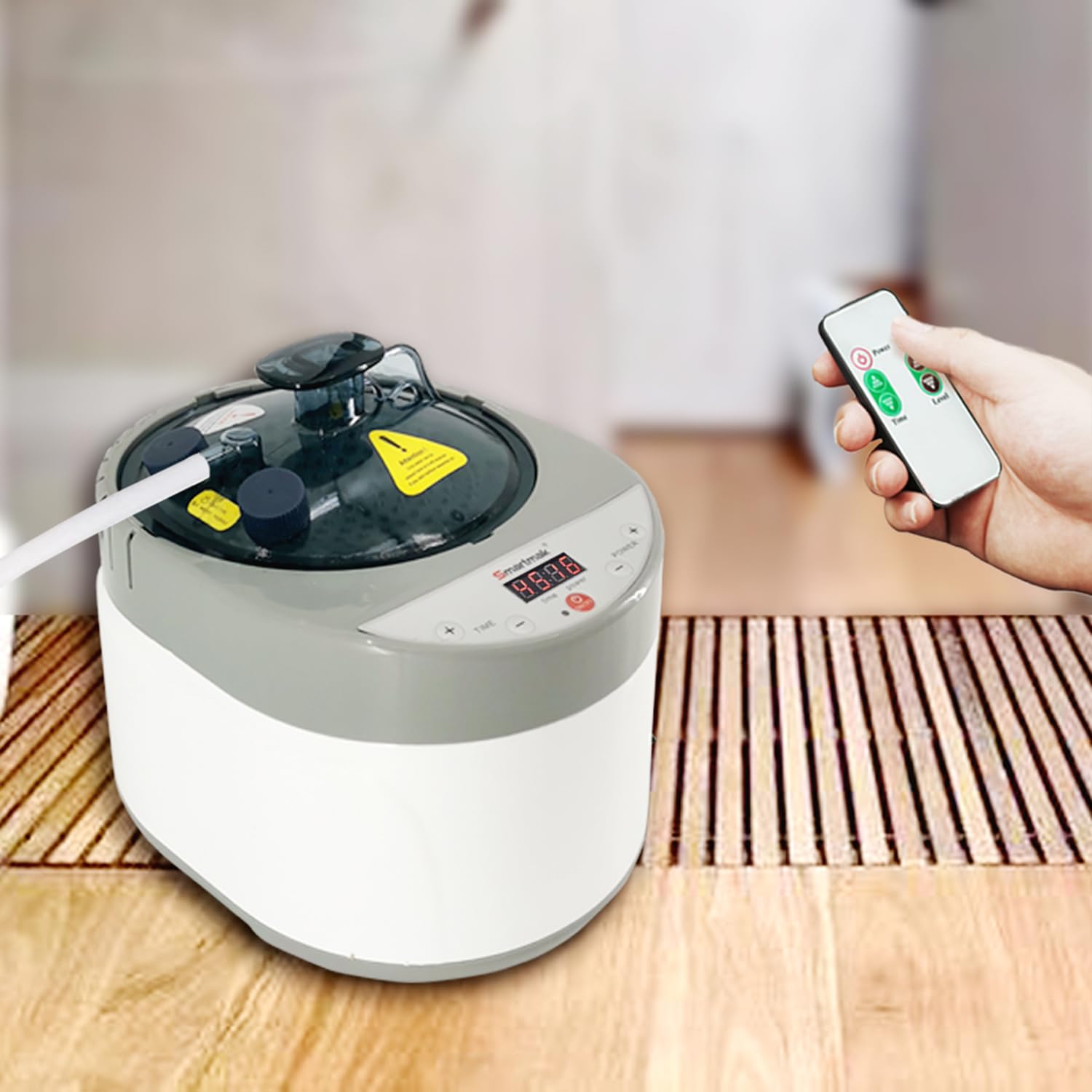 Smartmak next to hands for scale highlighting portable 4L capacity