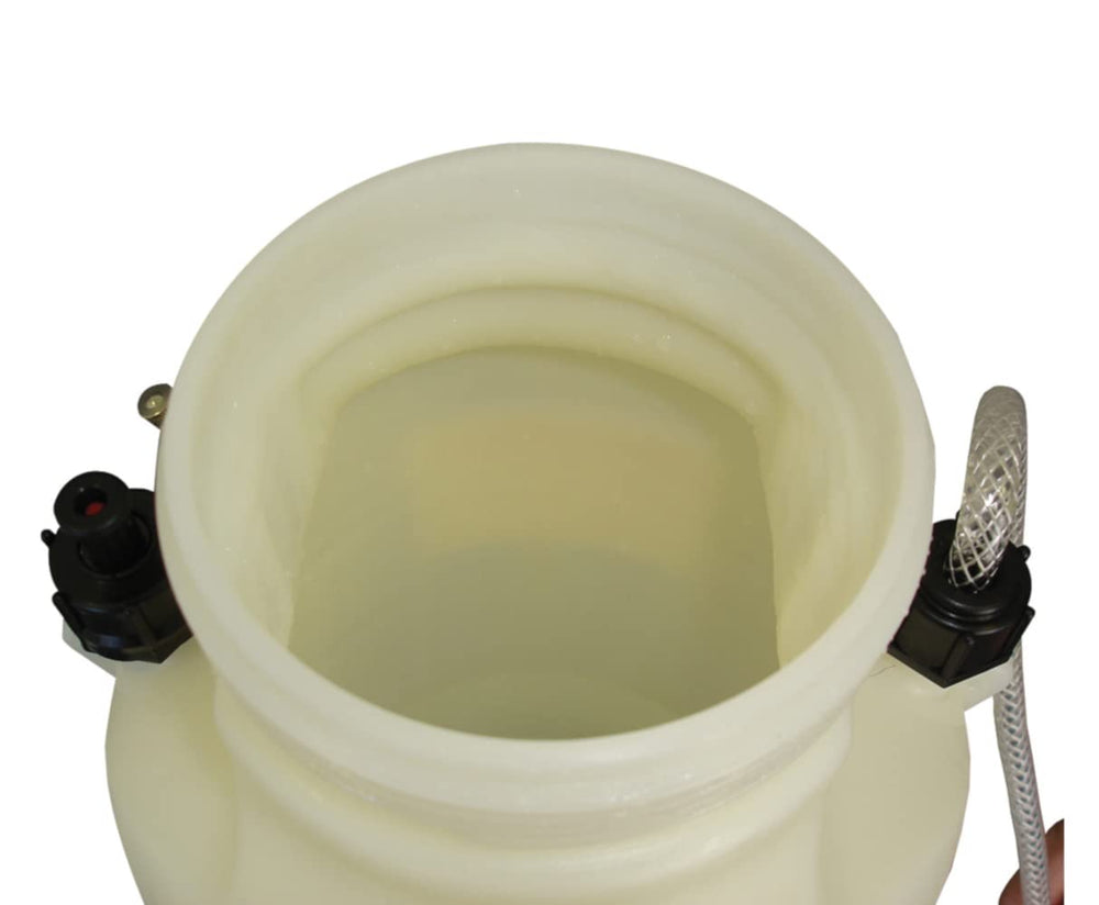 SOLO 456 large 4.5-inch tank opening for quick filling and easier cleaning