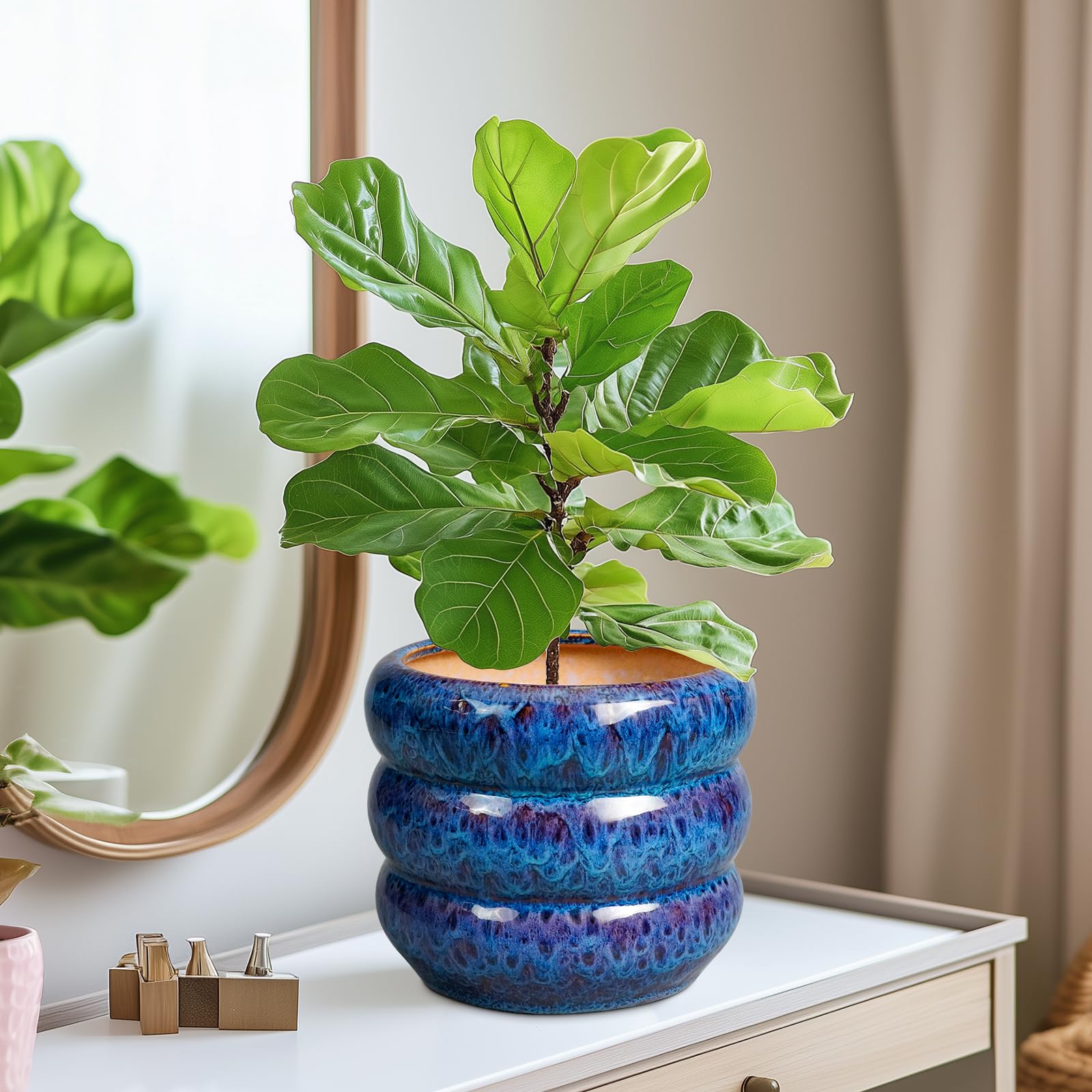 SQOWL pot held in hand showing scale and easy placement benefit
