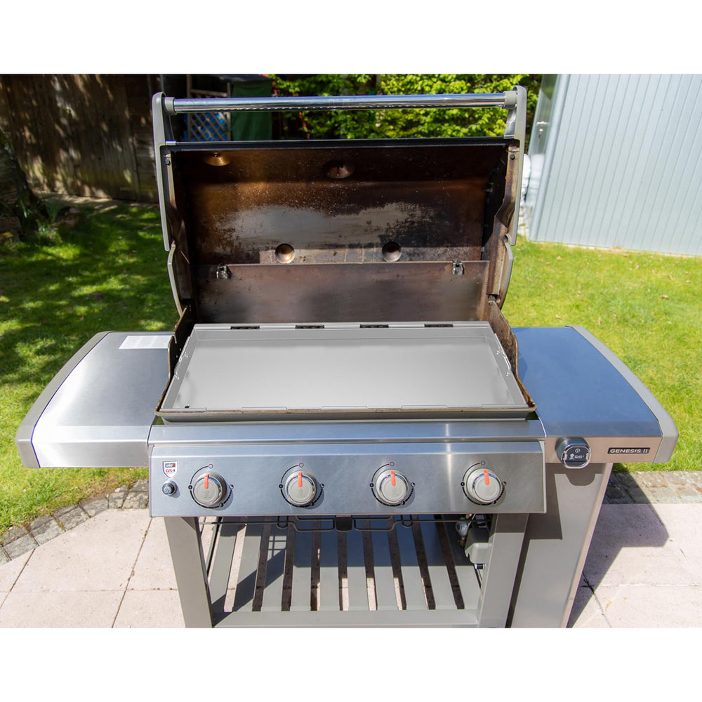 Stanbroil griddle next to a ruler showing scale and large 533 sq. in. capacity benefit