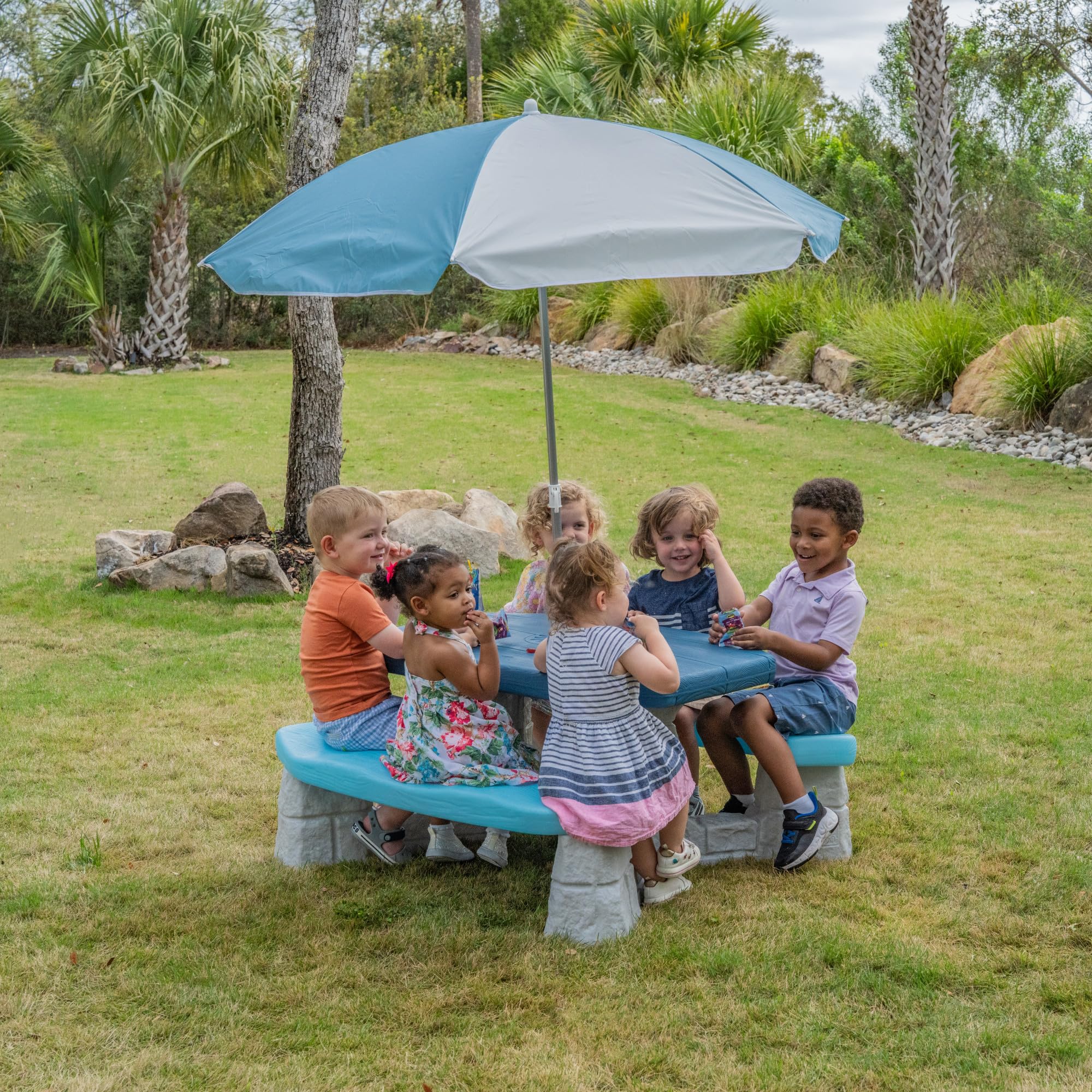 Step2 bench close-up showing contoured seating for comfortable preschool support
