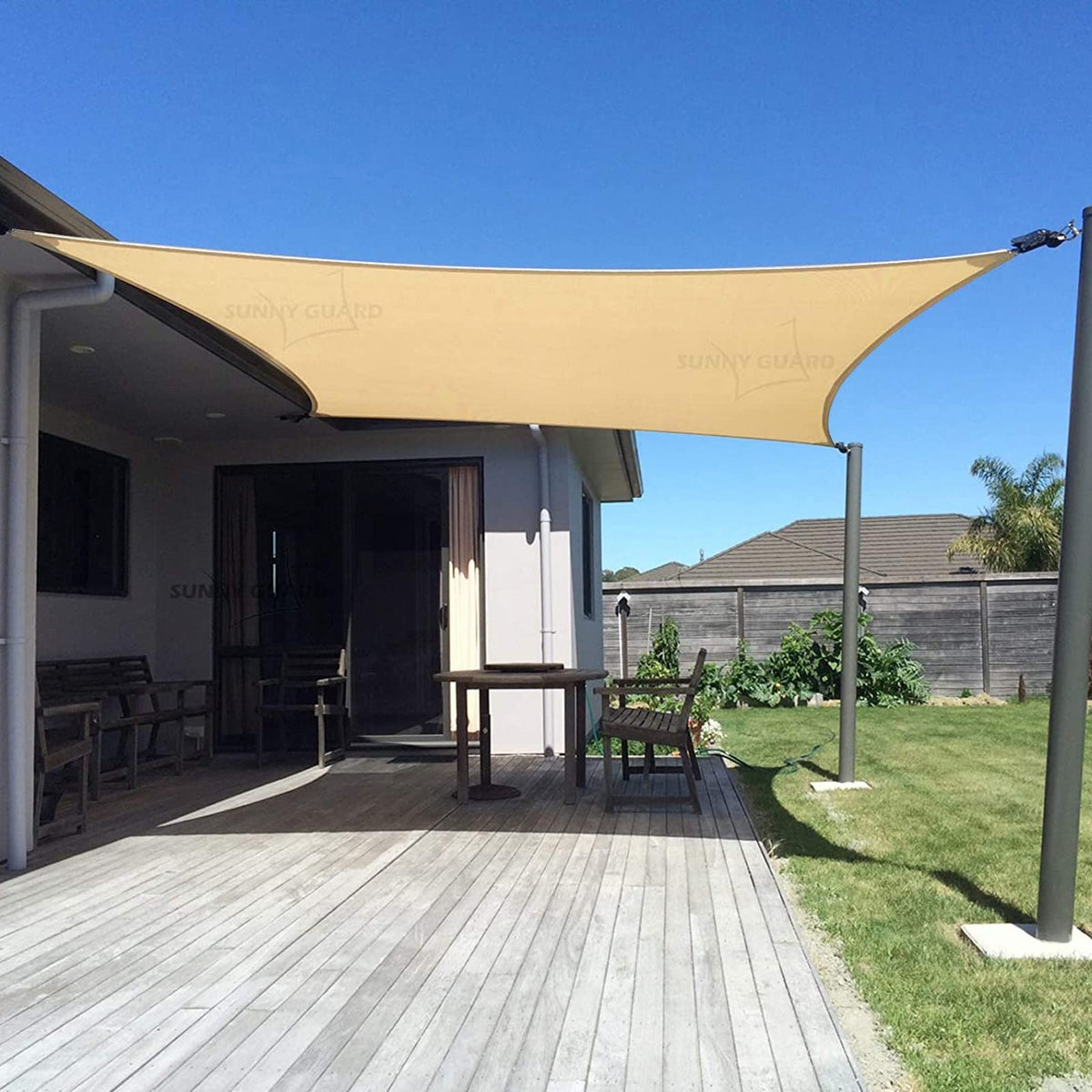 SUNNY GUARD vista frontal de la vela rectangular, sombra amplia y estética