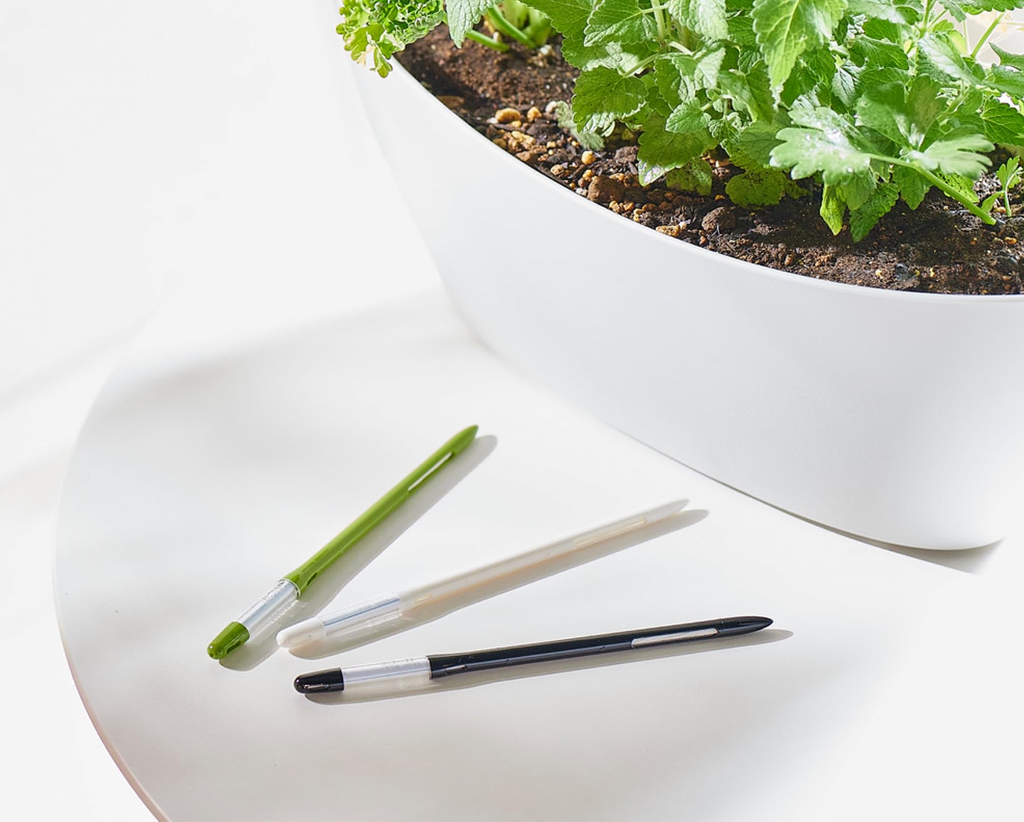 Sustee row managing multiple pots for efficient multi-plant care