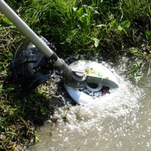 T TERRE IDECH ASK-MW23 mounted on a straight-shaft trimmer demonstrating fit and control