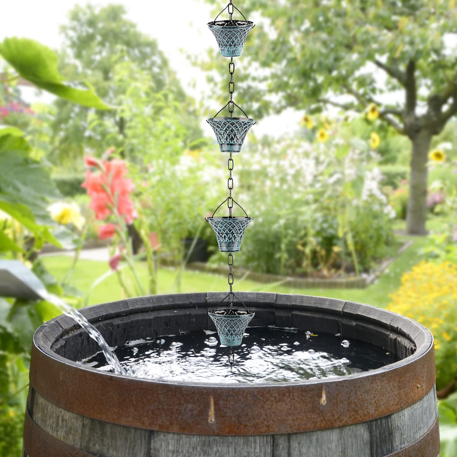 Tfro & Cile in garden lifestyle scene enhancing outdoor ambiance