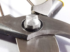 飛塚製鋏所 SR-1 cutting a bonsai branch demonstrating precise, low-damage pruning