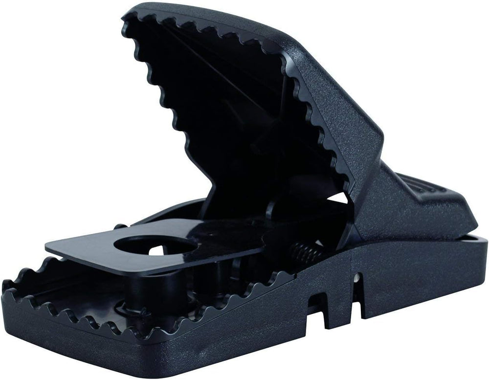 Tomcat front packaging showing four snap traps for quick setup