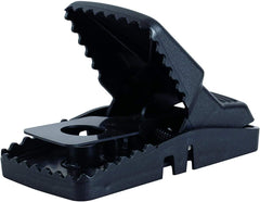 Tomcat front packaging showing four snap traps for quick setup