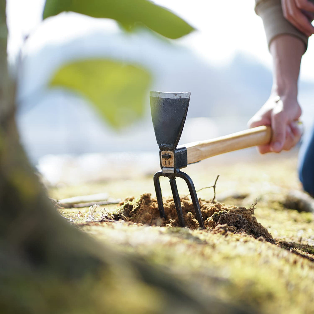 Tomerry wooden-handle grain detail showing comfortable lightweight grip