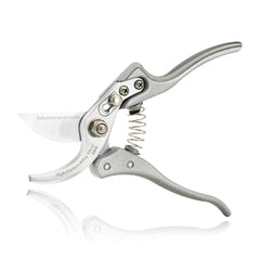 TONMA JP blade close-up highlighting SK5 steel edge for clean, lasting cuts