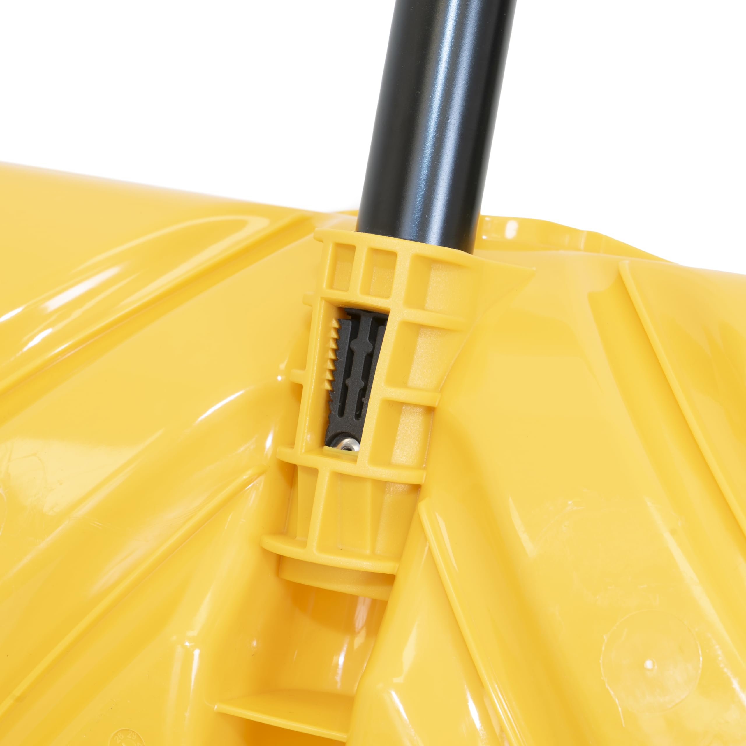 True Temper close-up of 18-inch poly blade showing large snow scoop