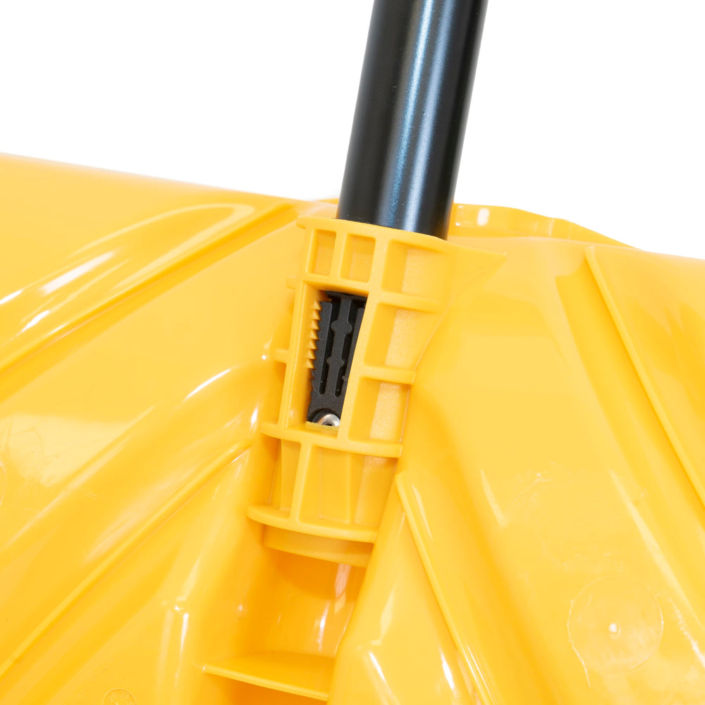 True Temper close-up of 18-inch poly blade showing large snow scoop
