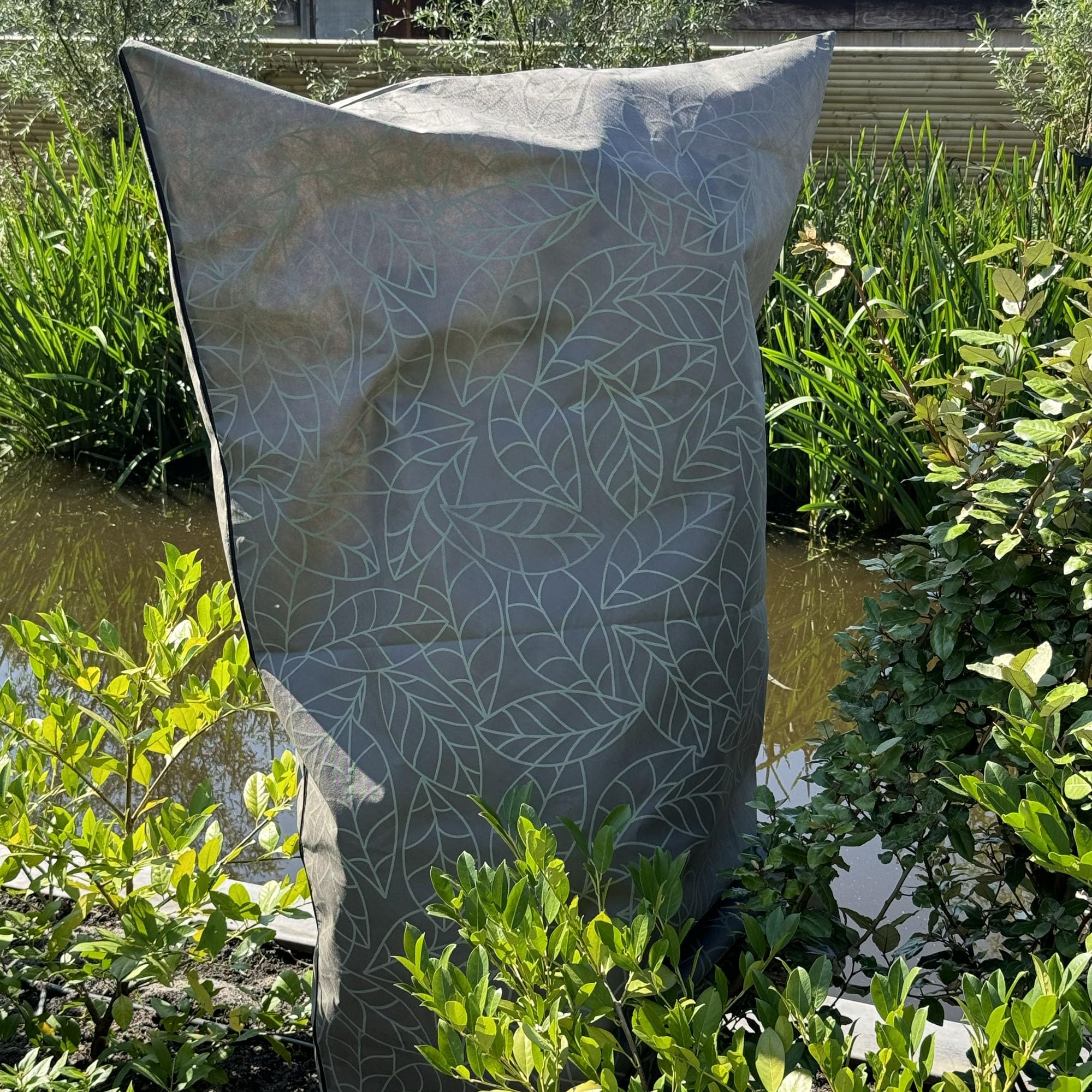 UB-STORE close-up of three-layer fabric showing water resistance and insulation