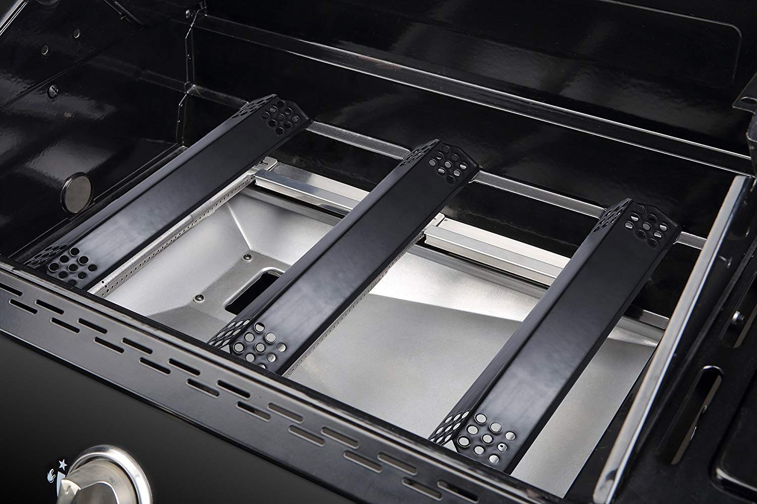 Cleaning Unicook porcelain-coated plate with brush, simple maintenance preserves performance