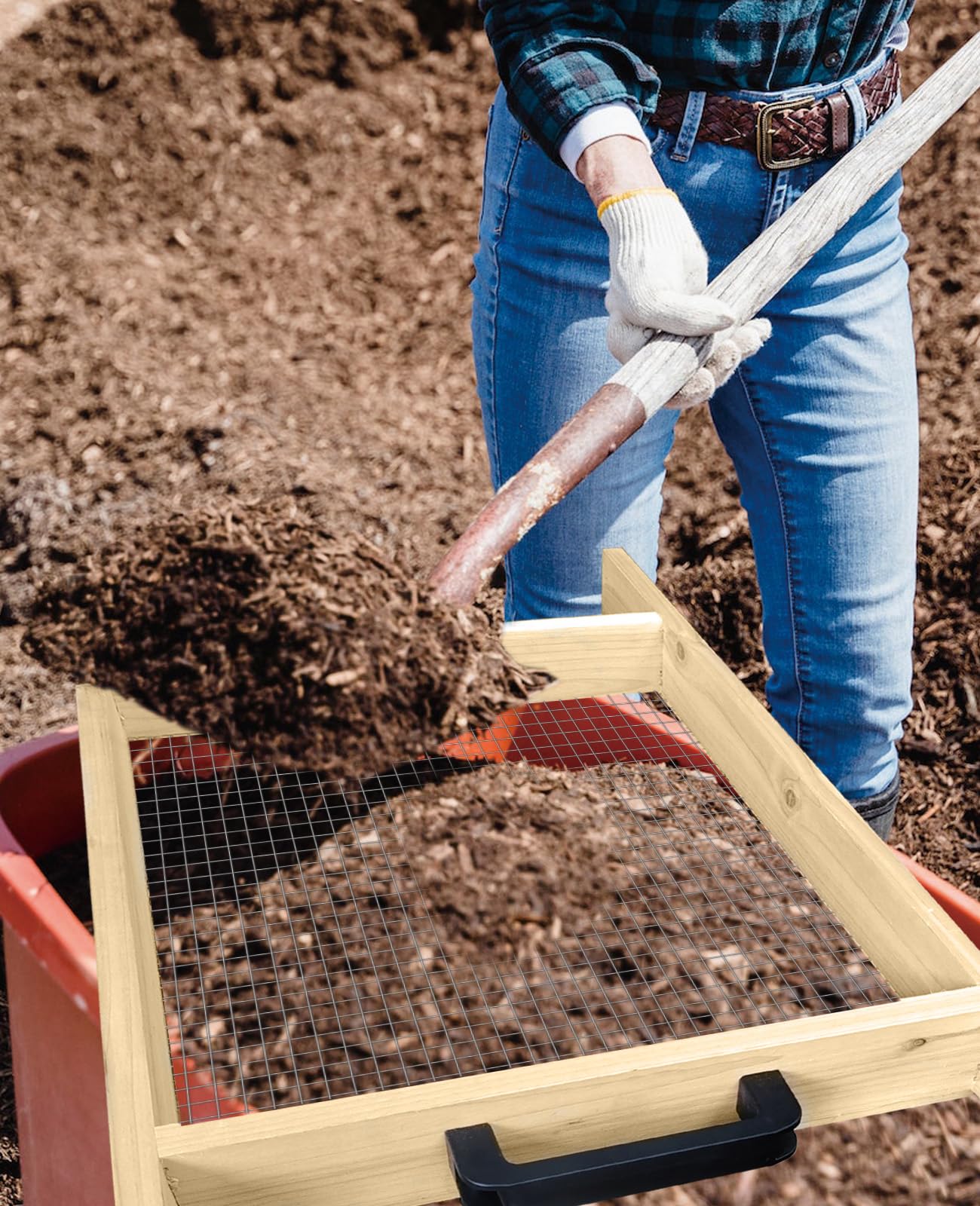 VIPMORE action shot of sifting soil demonstrating efficient debris removal
