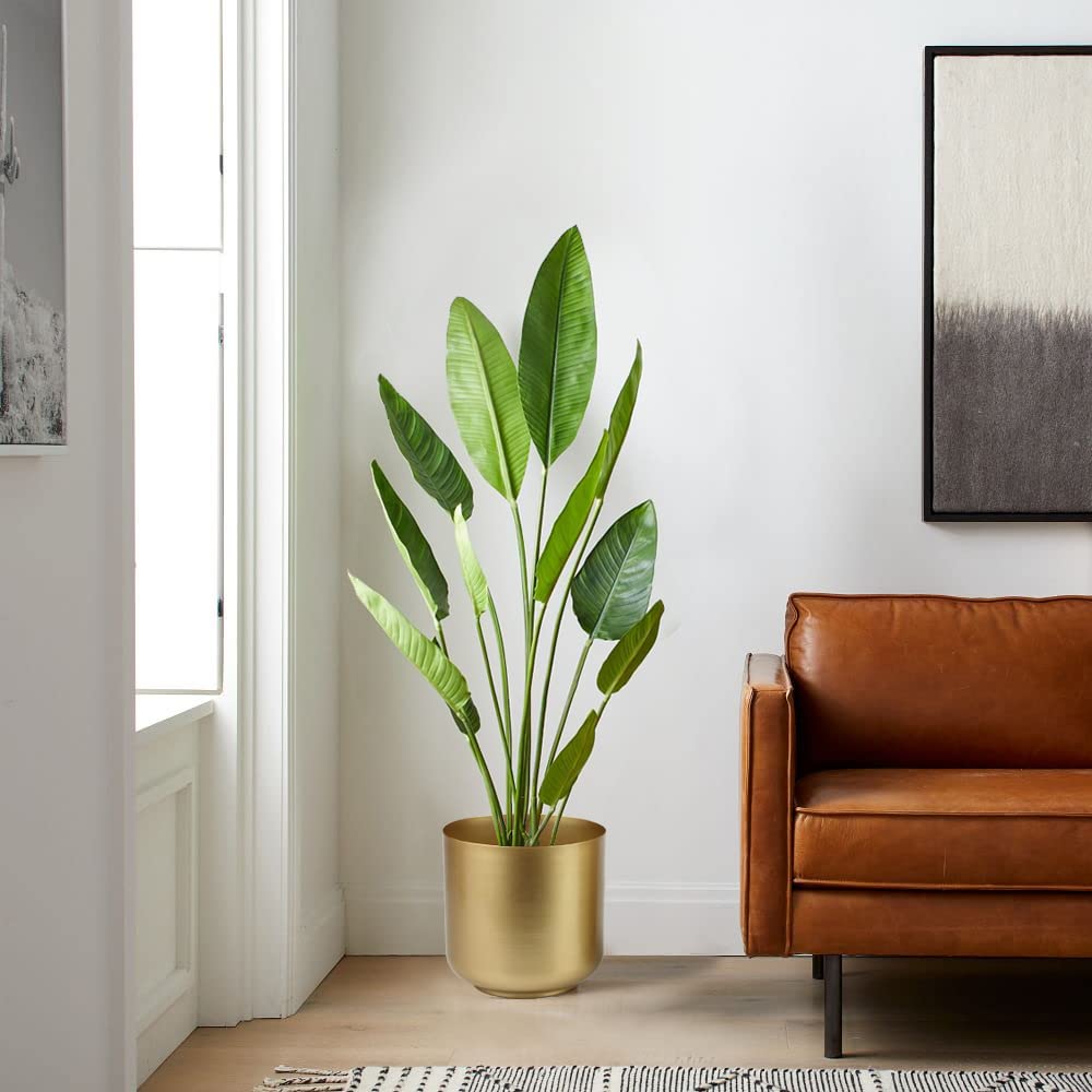 Vixdonos planter on wooden stand illustrating elevated display and contrast