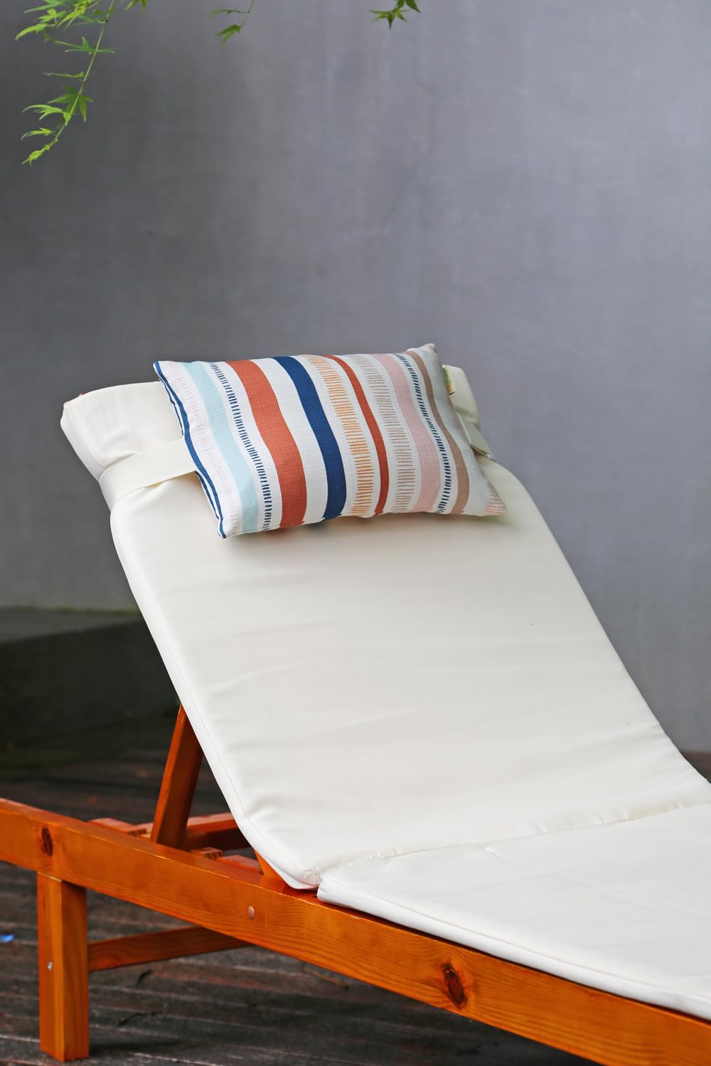vmgreen elastic strap secured on chaise lounge showing no-slip benefit