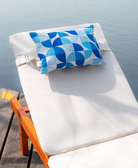 vmgreen pillow mounted on pool lounger illustrating neck support and relaxed posture outdoors