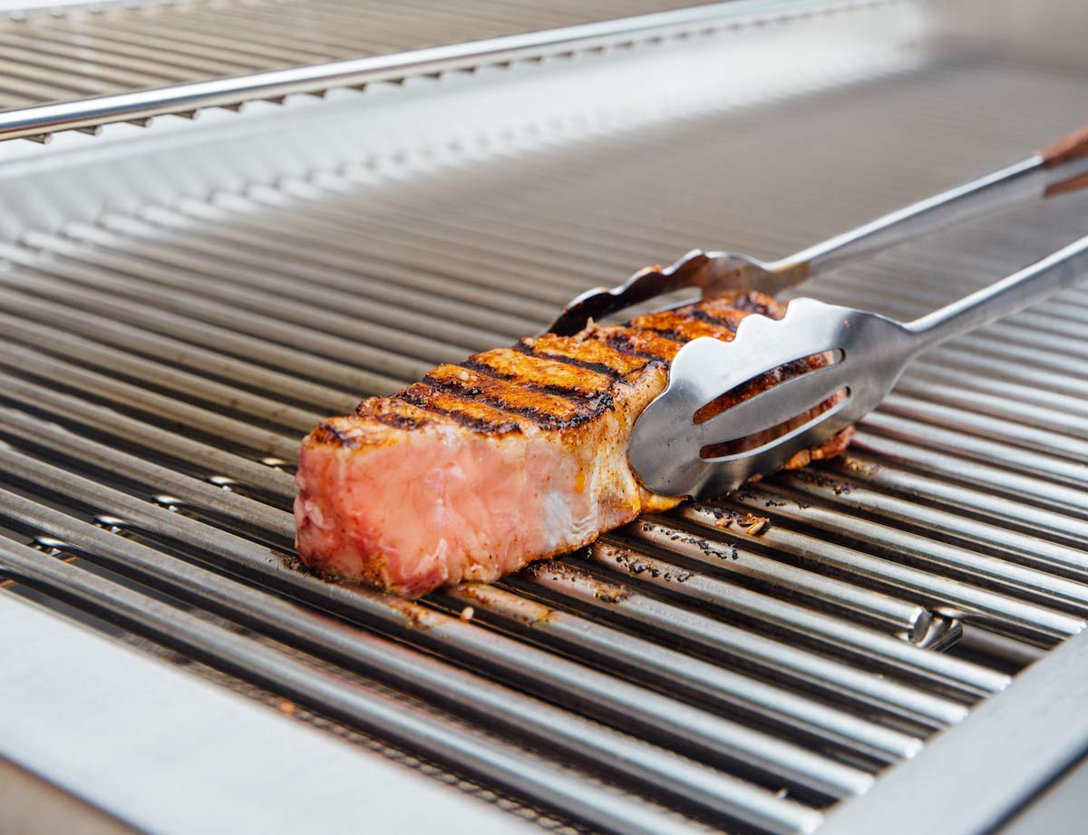 Votenli lifestyle shot of steak on grate illustrating better sear and easy cleanup
